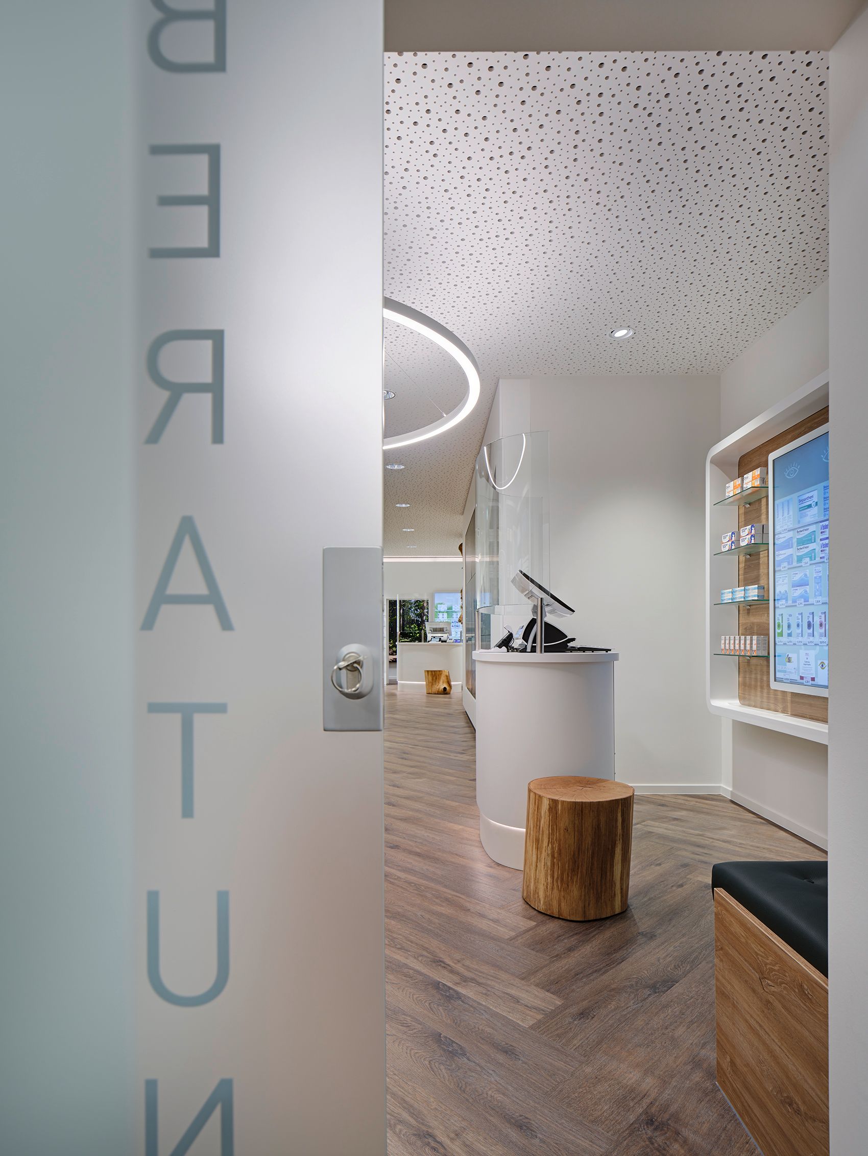 Eine Glastür mit der Aufschrift „Status“