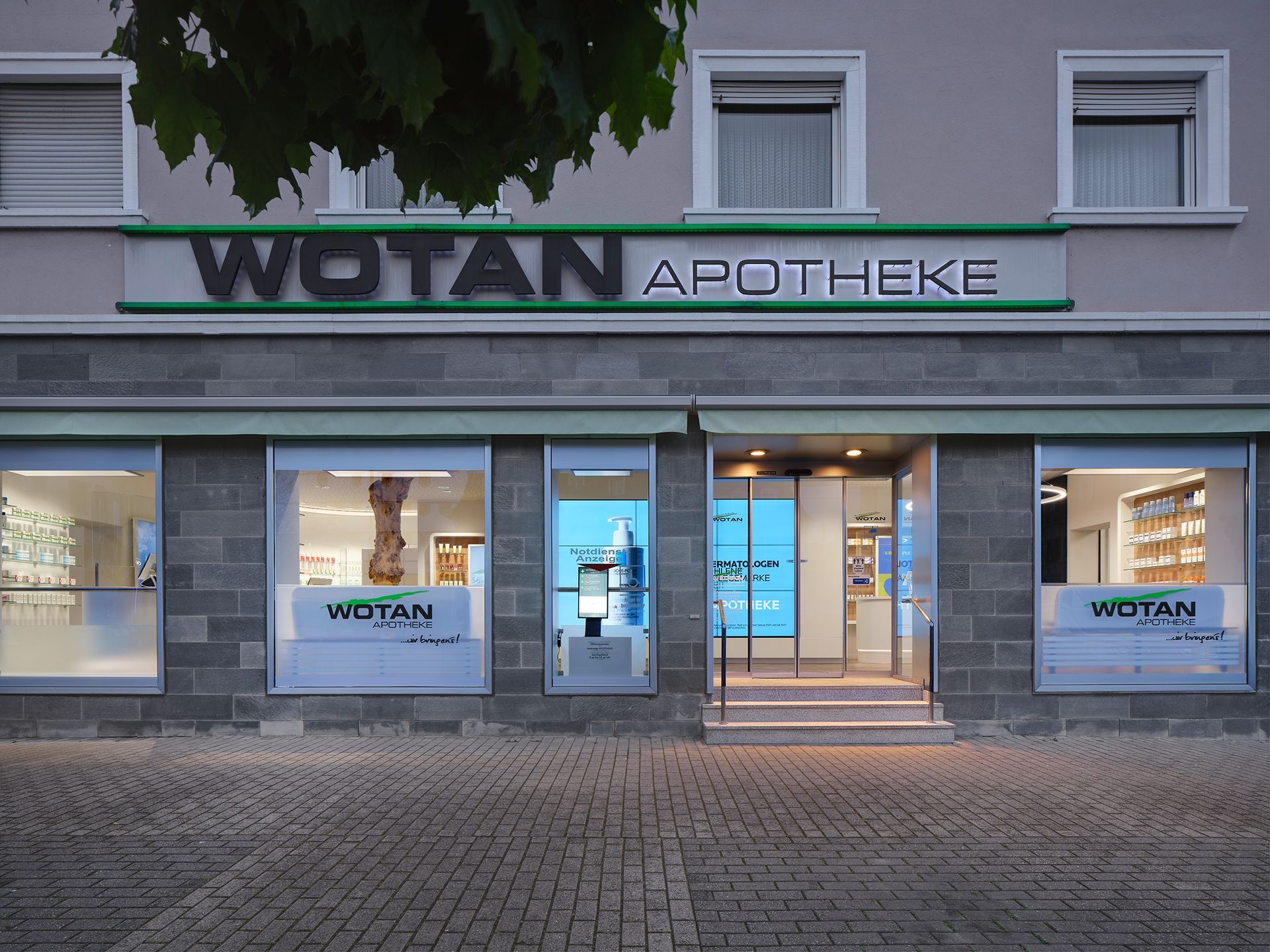 Die Vorderseite eines Ladens namens Wotan Apotheke