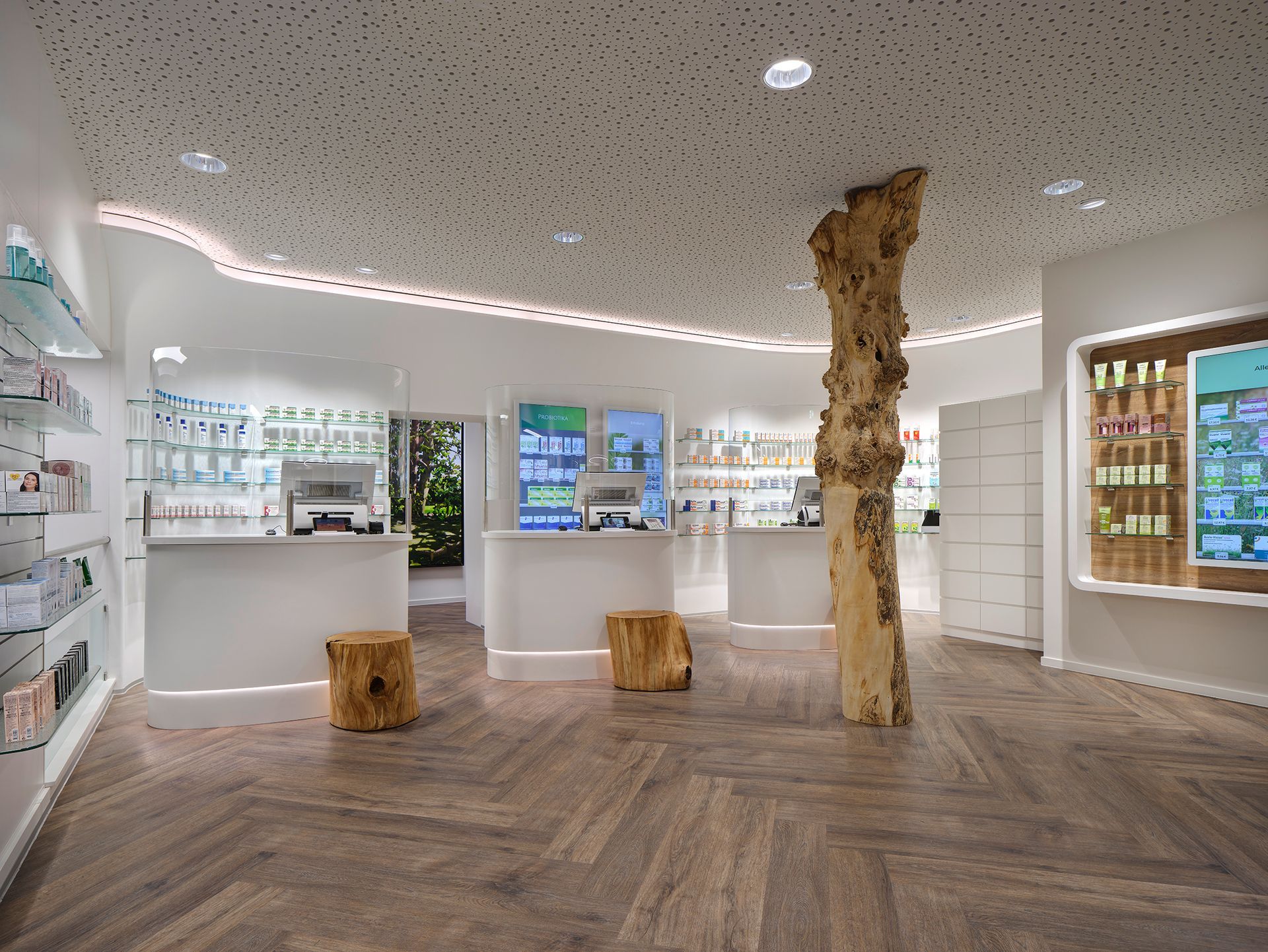 Eine Apotheke mit einem Baumstumpf mitten im Raum.