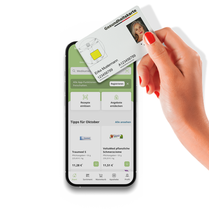Eine Person hält eine Karte über ein Mobiltelefon.