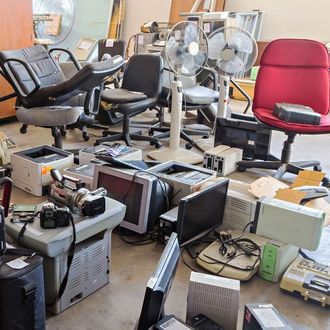 A room filled with lots of old computers and chairs