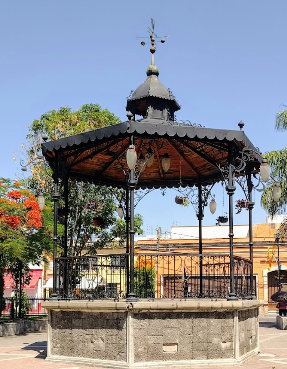 Un mirador con una cruz encima