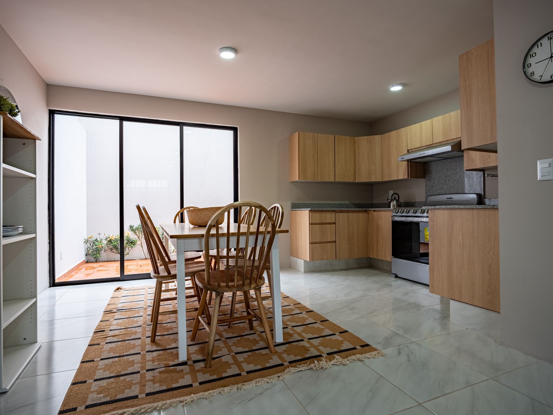 Una cocina con una mesa y sillas.