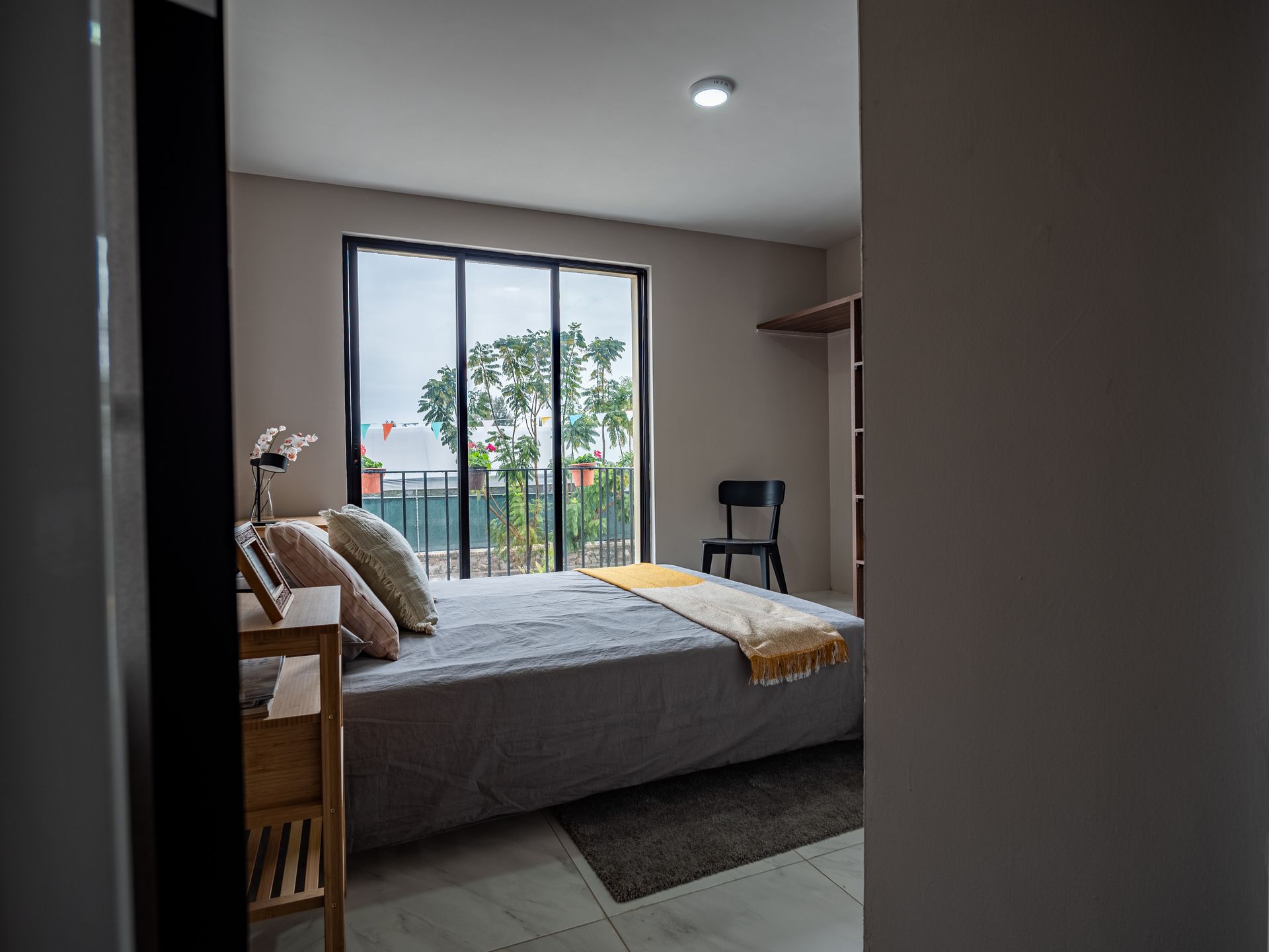 Un dormitorio con una cama grande y una puerta corrediza de vidrio.