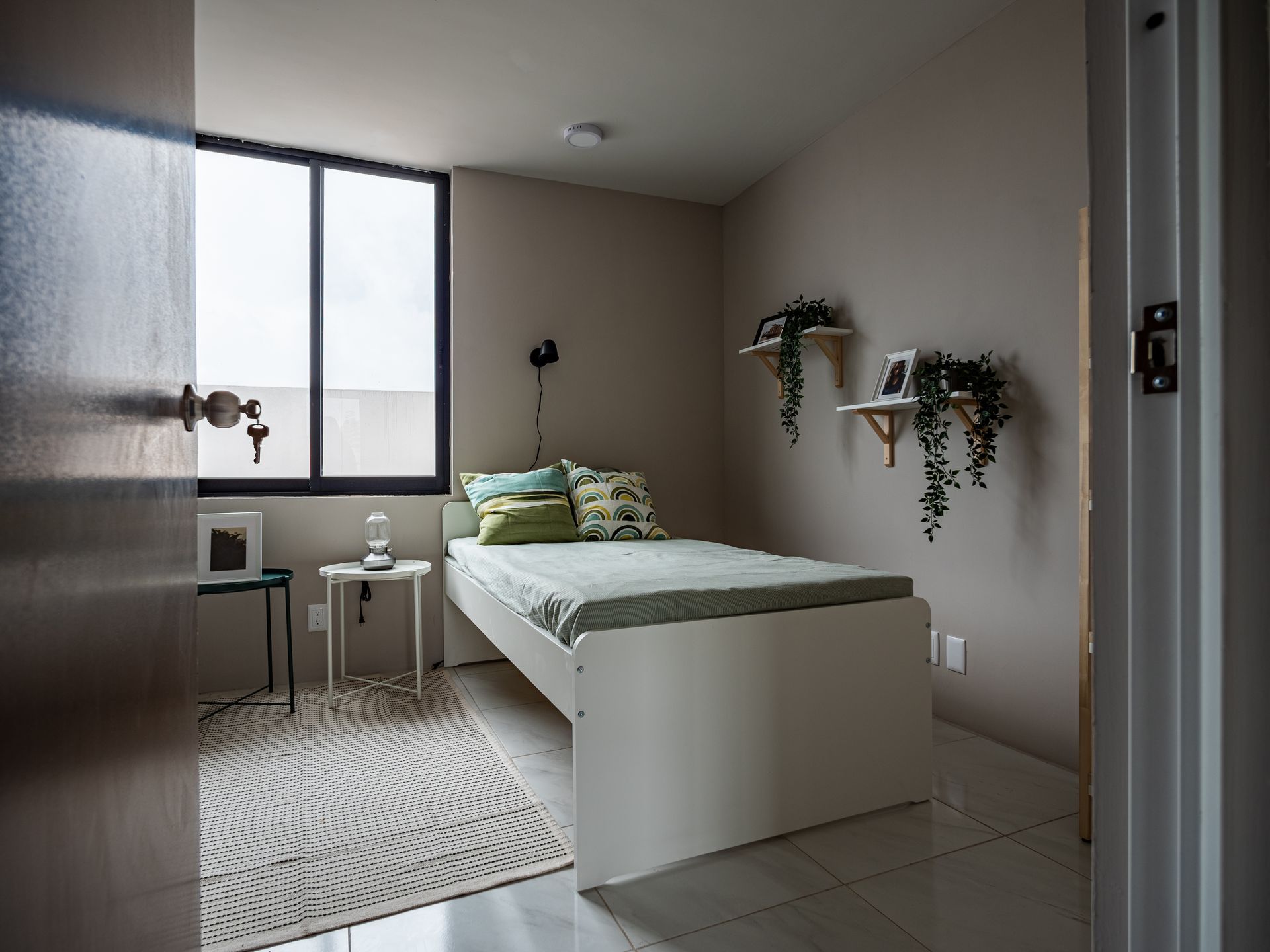 Un dormitorio con una cama individual y una ventana.