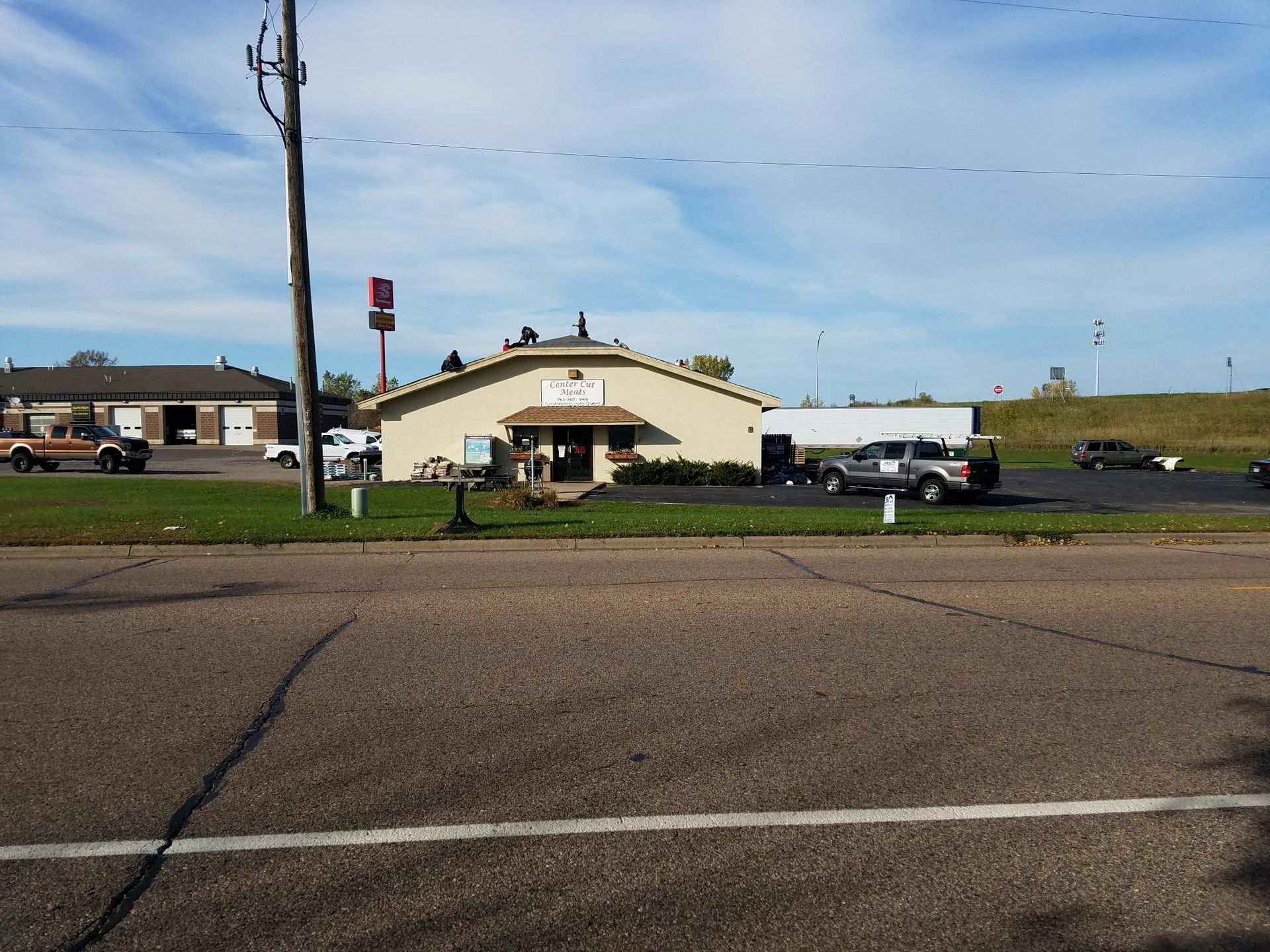 A large building with a lot of cars parked in front of it