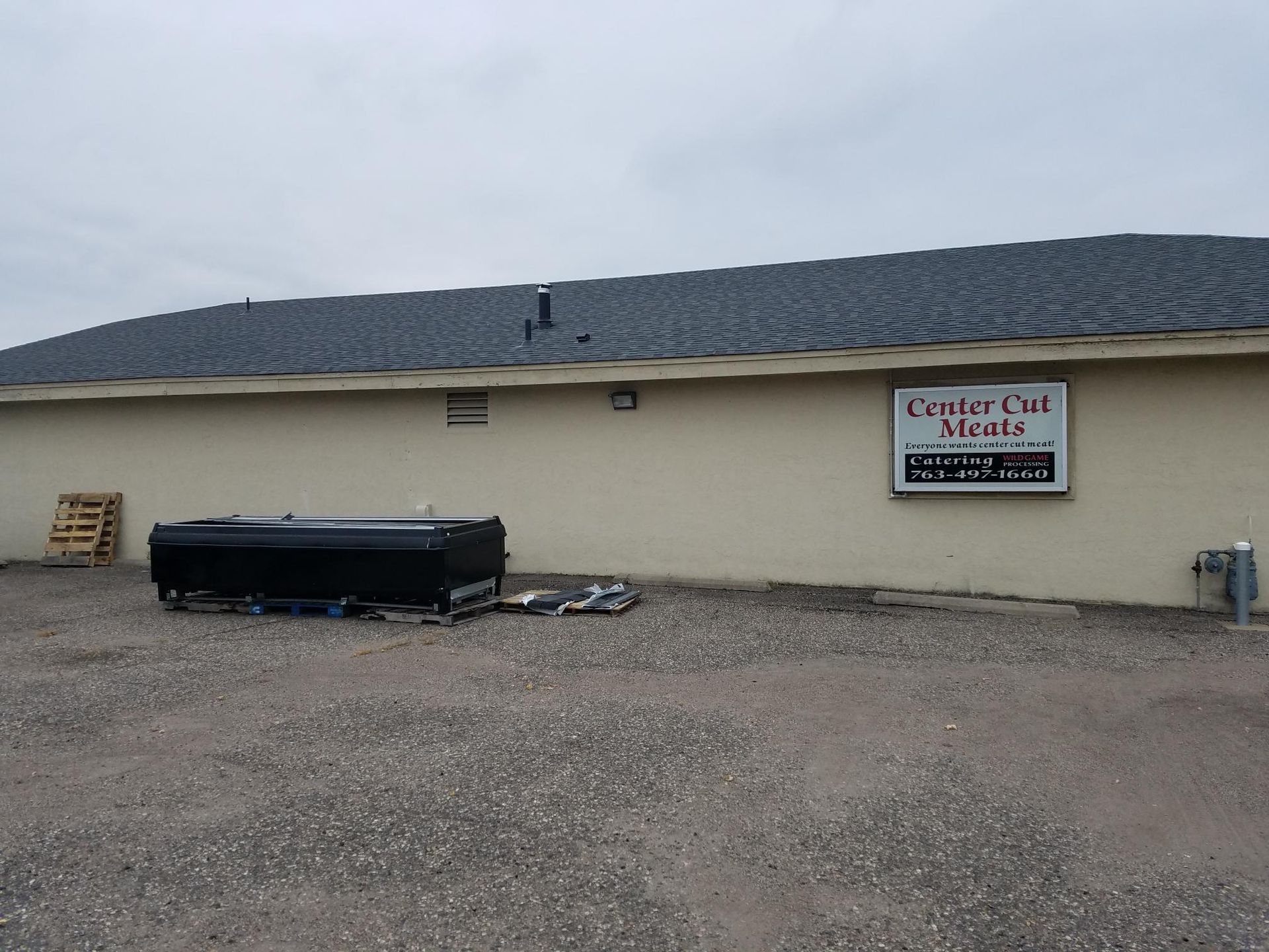 A building with a sign on the side that says center out minute