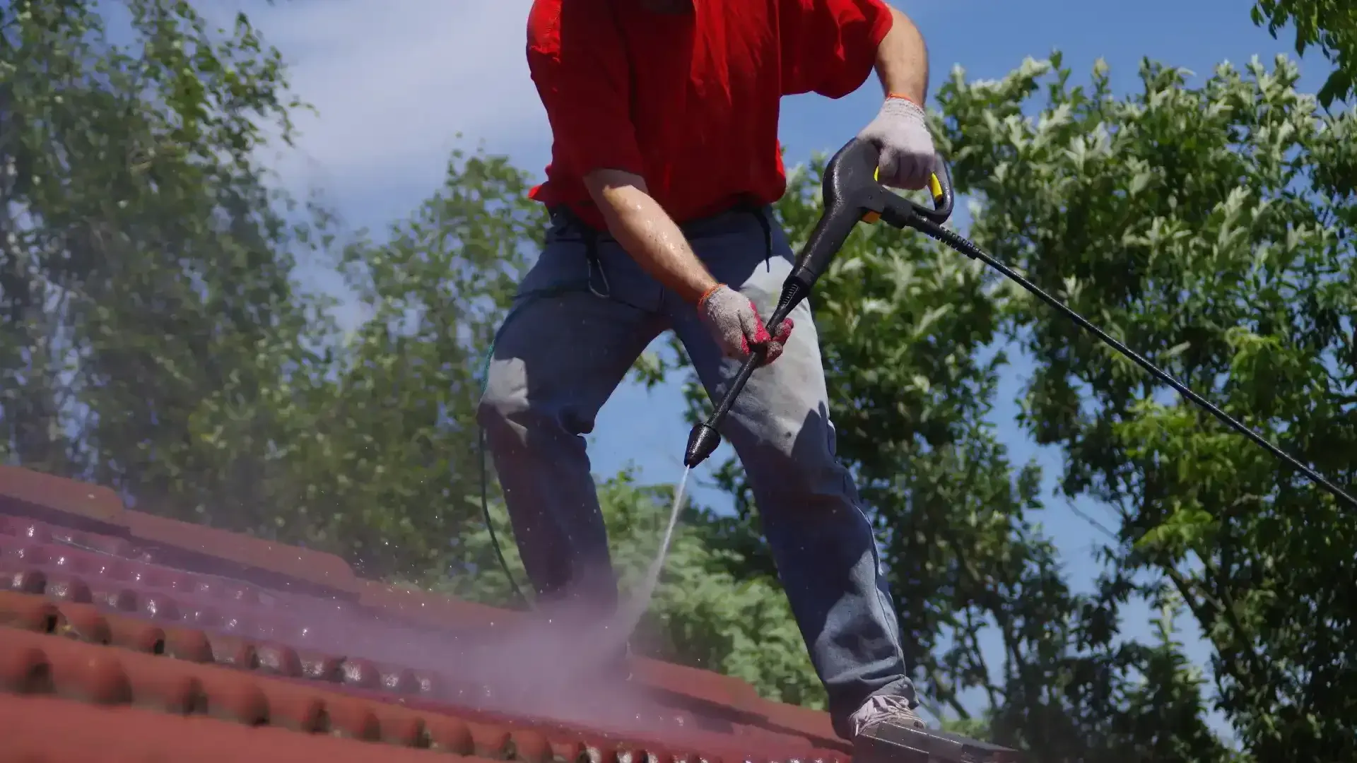 Professionele dak- en gevelreiniging in Beveren voor een frisse uitstraling en langdurige bescherming van uw woning.