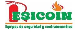 Logotipo para una empresa de equipos de seguridad, con un &iacute;cono de extintor, un &iacute;cono de llama y texto verde sobre una l&iacute;nea marr&oacute;n.