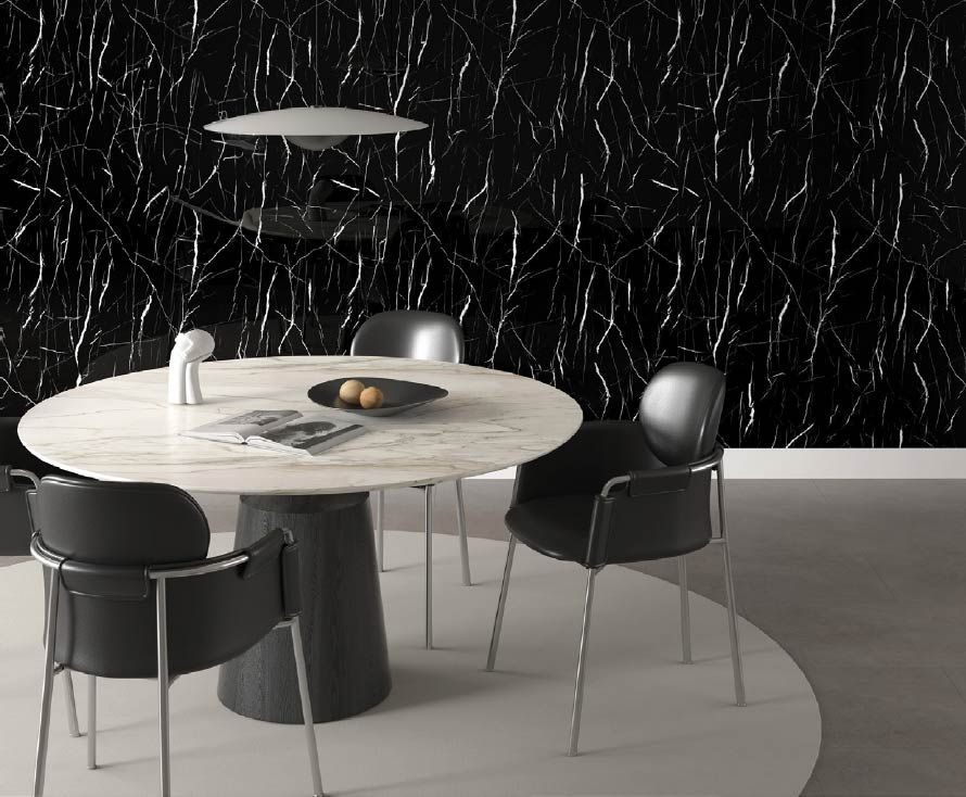 Una oficina grande con muchos escritorios, sillas y computadoras.