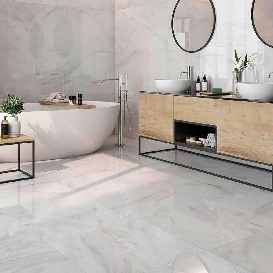 Un hombre en una escalera está trabajando en un techo.