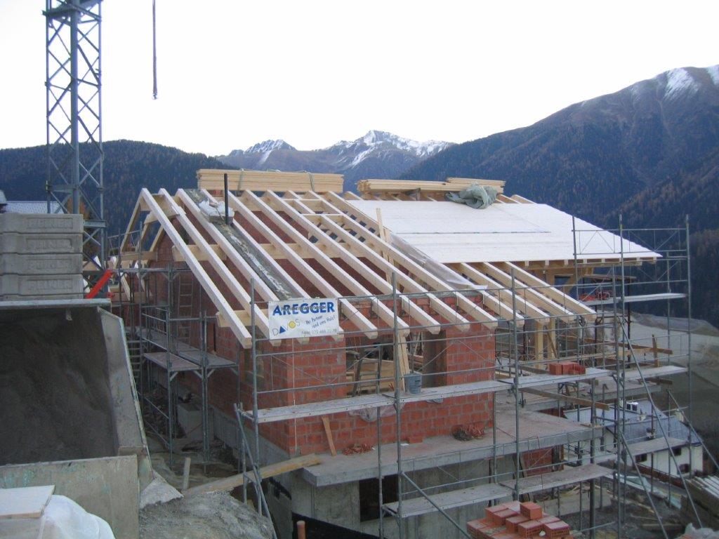 Ein im Bau befindliches Gebäude mit einem Schild an der Seite, auf dem Arcocork steht