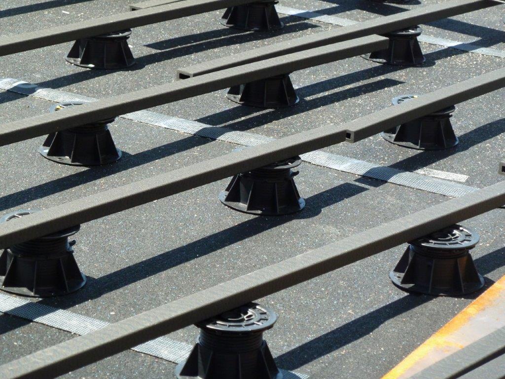 Eine Reihe Holzbalken auf einer Betonoberfläche.