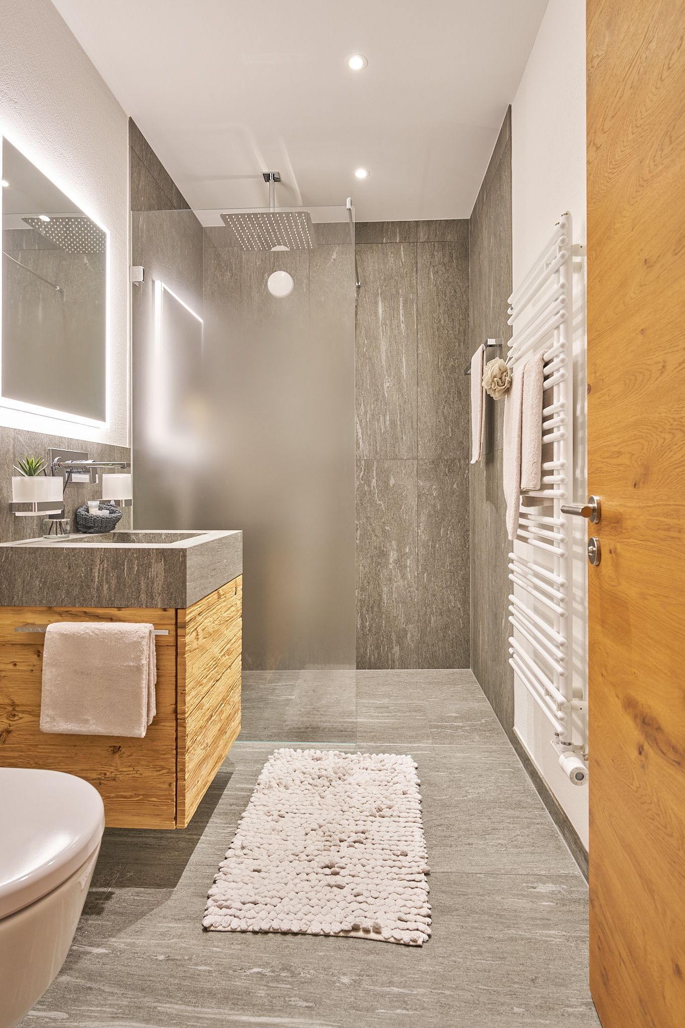 Ein Badezimmer mit Toilette, Waschbecken und Spiegel