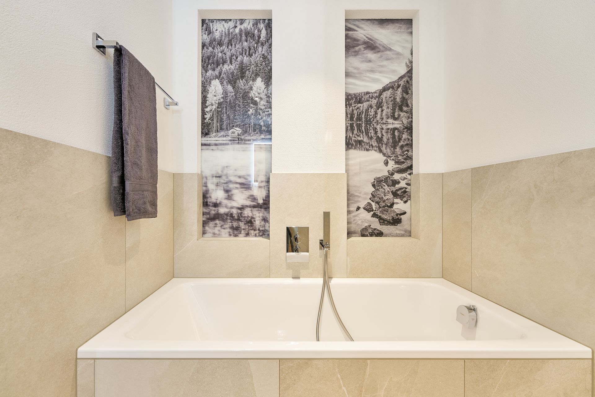 Ein Badezimmer mit Badewanne und zwei Bildern an der Wand