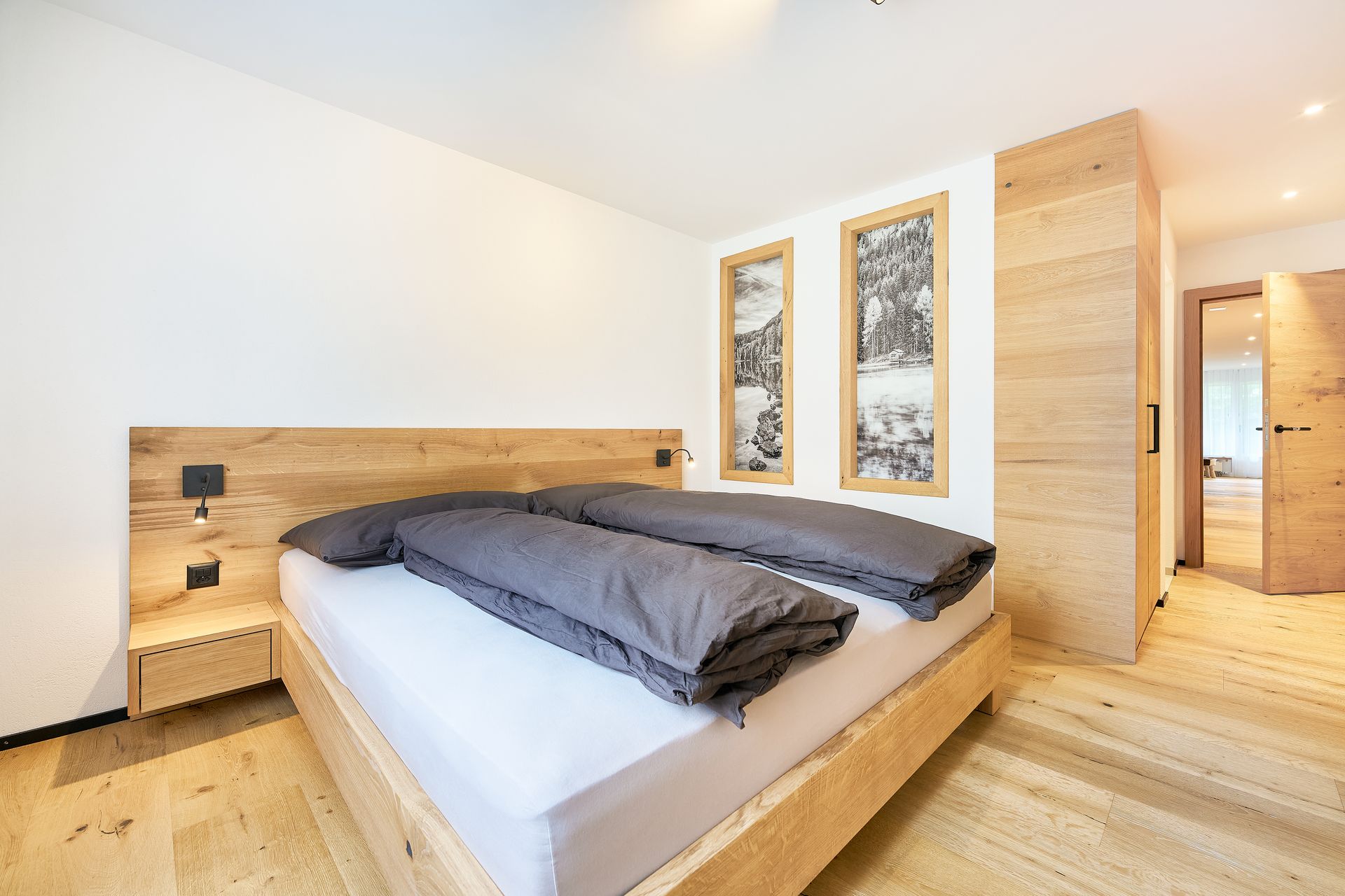 In der Mitte des Zimmers steht ein großes Bett.