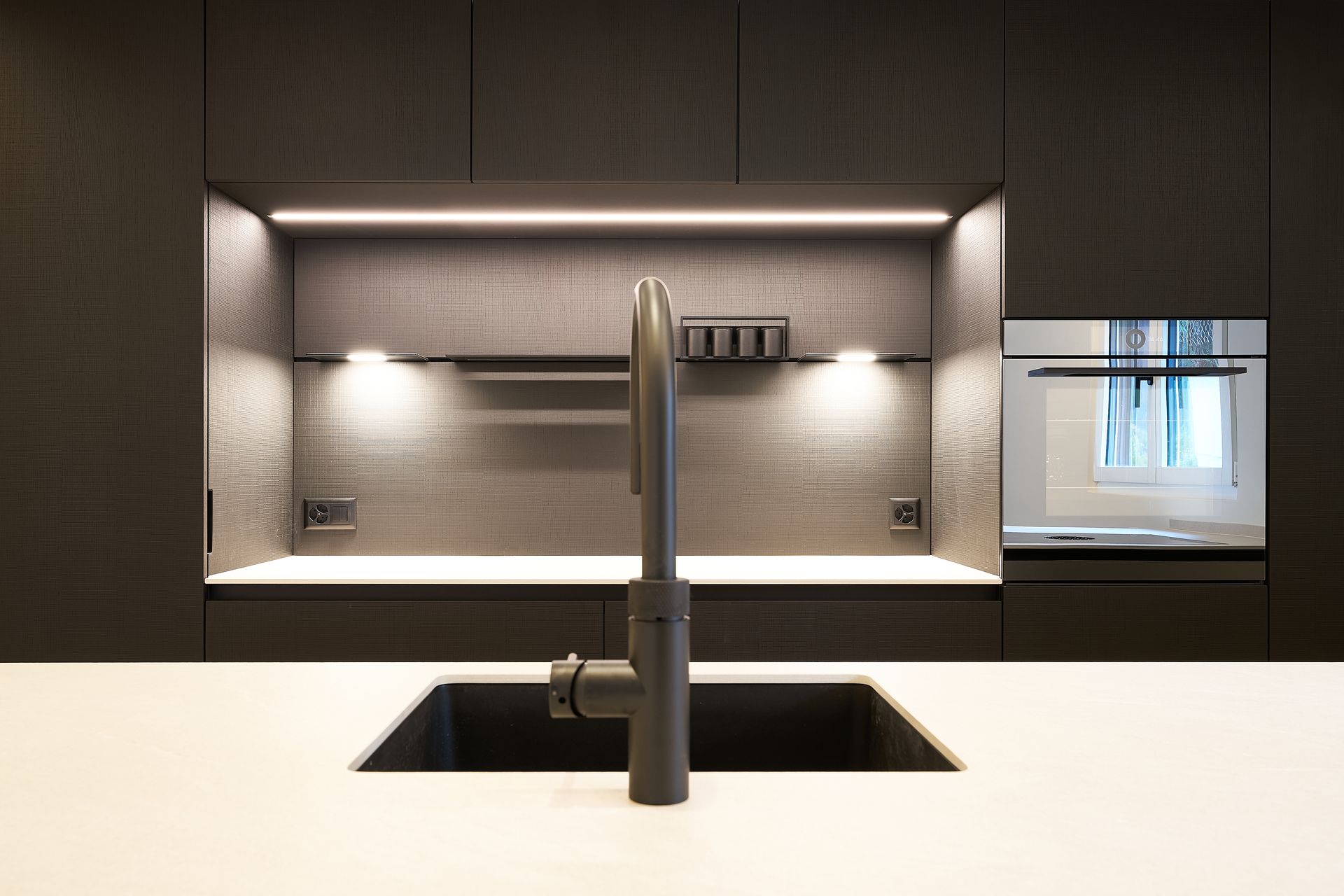 Eine Küche mit Spüle und Herd mit Backofen.