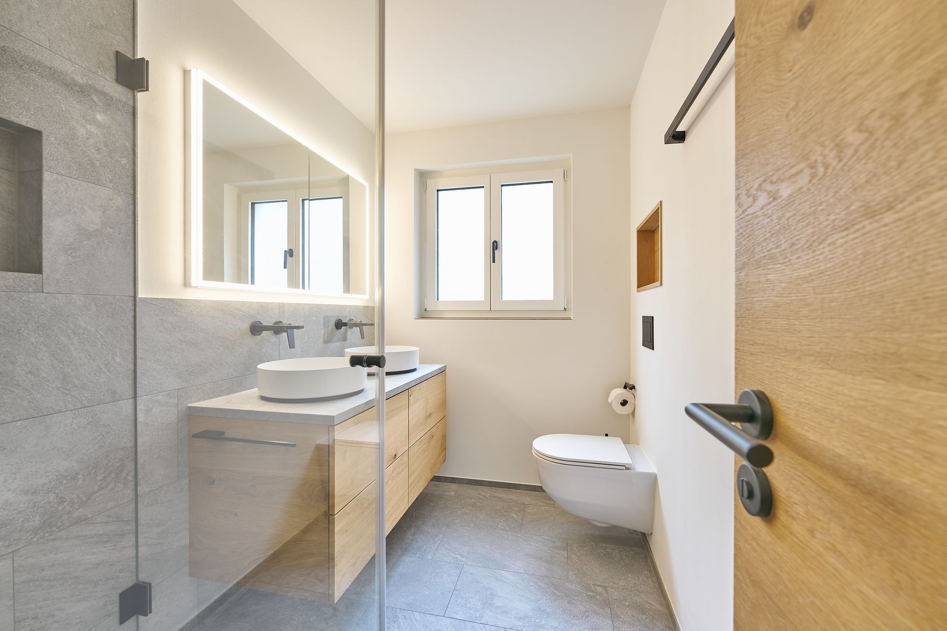 Ein leerer Raum mit weißen Wänden und Holzböden