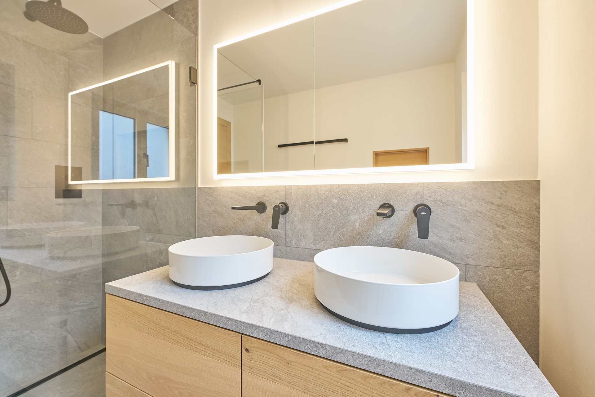 Eine Küche mit Spüle und Herd mit Backofen.