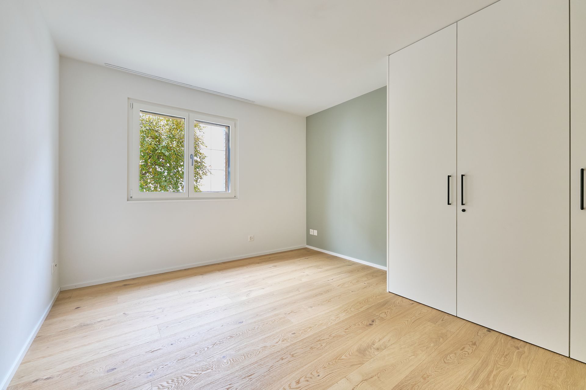 Ein Badezimmer mit zwei Waschbecken und einem Spiegel