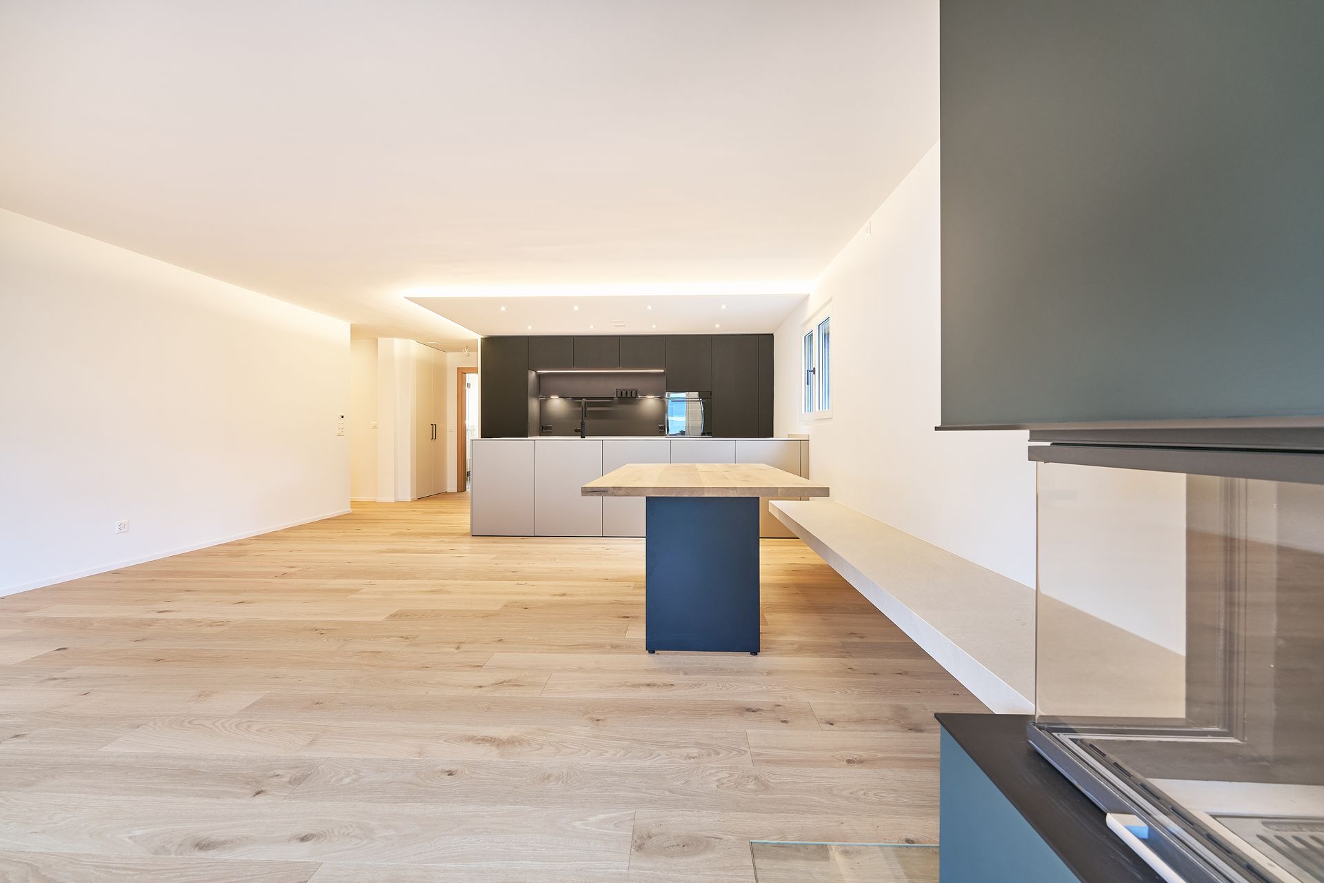 Eine leere Küche mit einem Tisch und einem Kamin