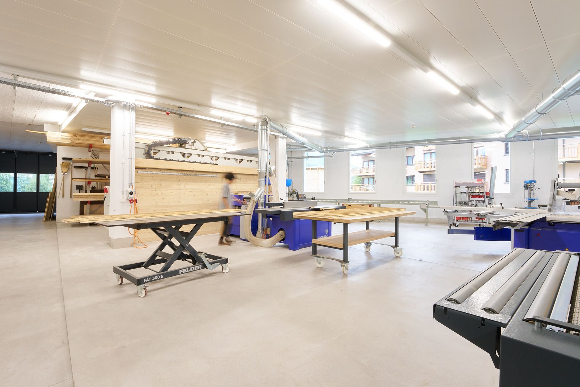 Ein großer Raum mit vielen Tischen und Maschinen
