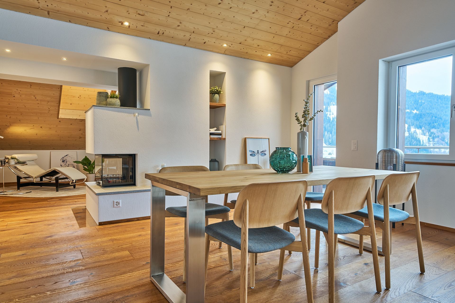 Ein Esszimmer mit einem Holztisch und Stühlen