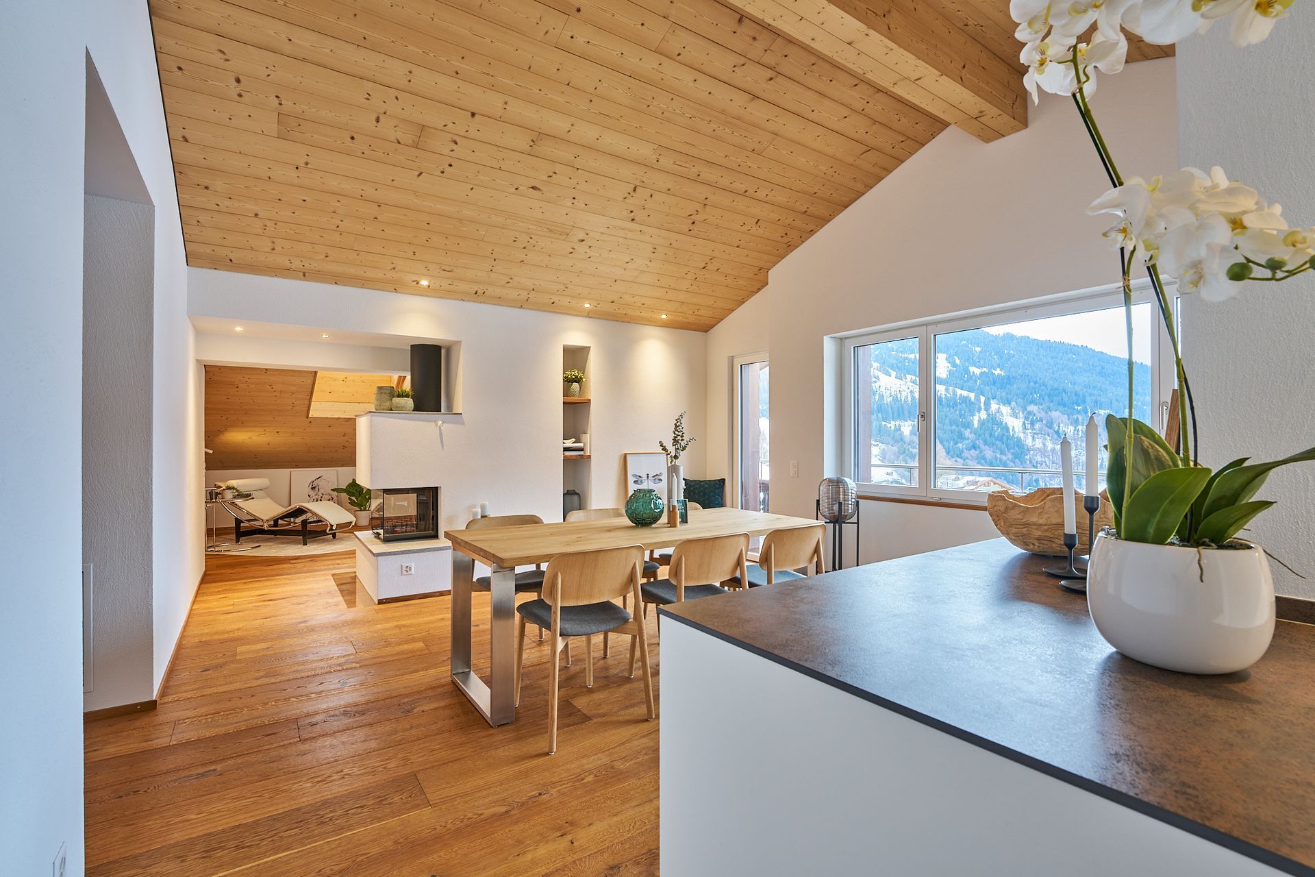 Ein Esszimmer mit einem Holztisch und Stühlen