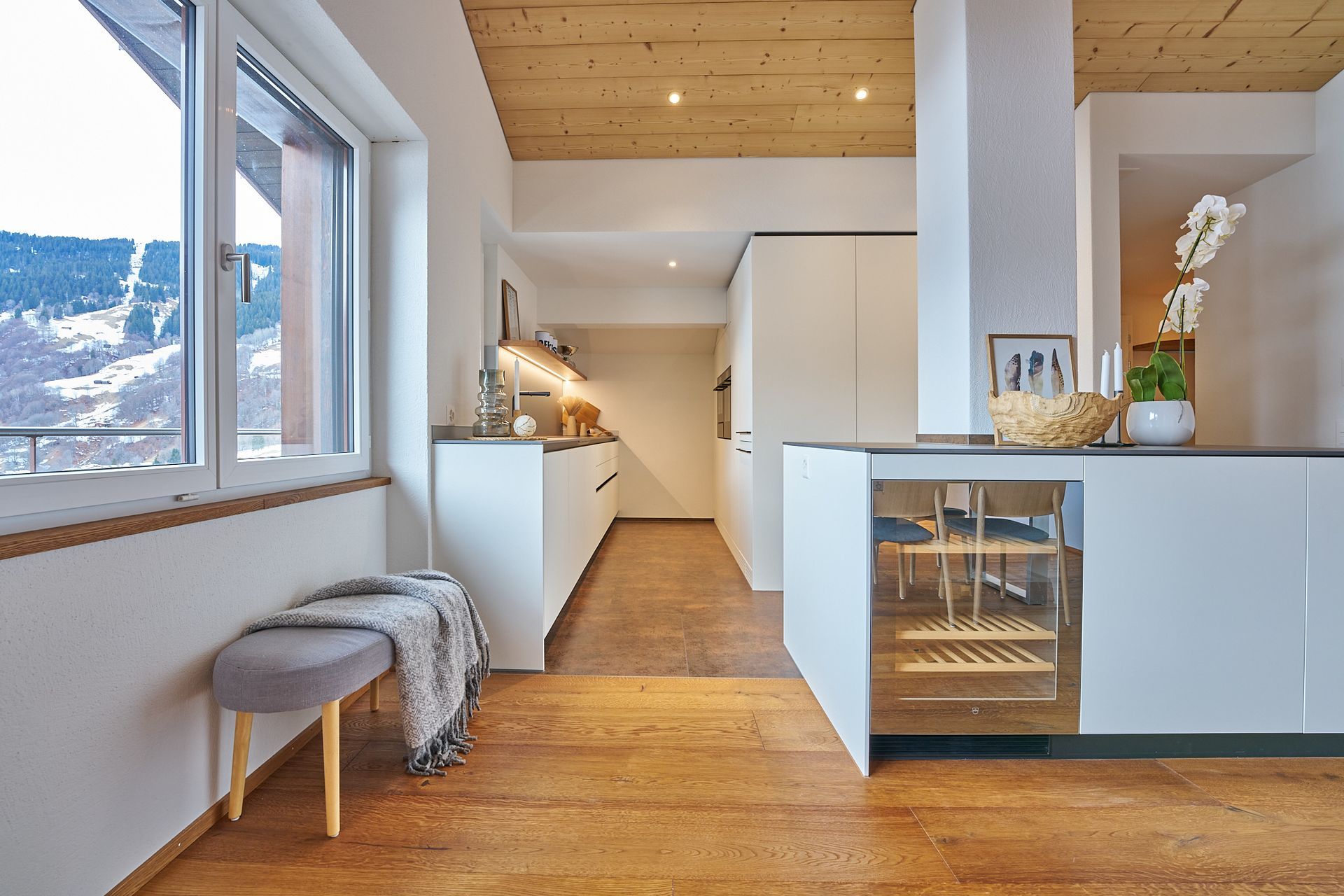 Eine Küche mit weißen Schränken und Holzböden