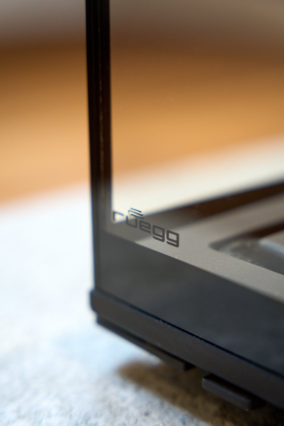 Eine Nahaufnahme eines Dell-Laptops auf einem Tisch