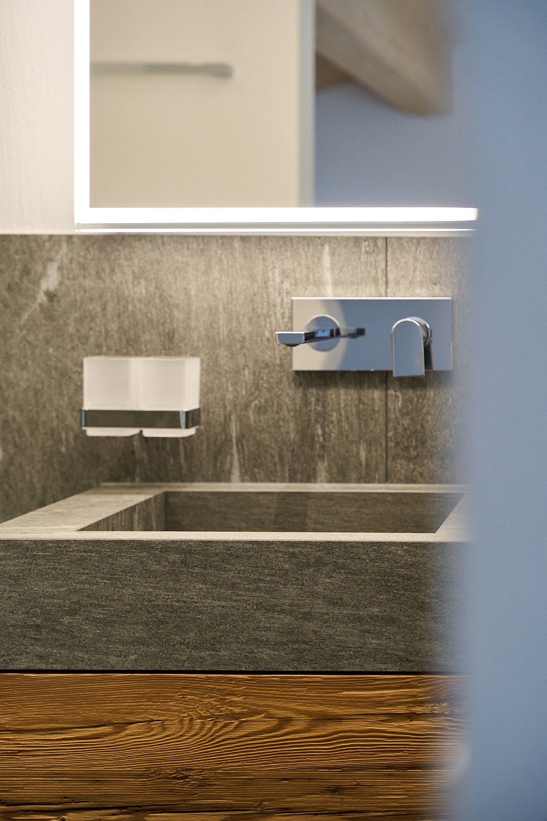 Ein Badezimmer mit Waschbecken und Spiegel.