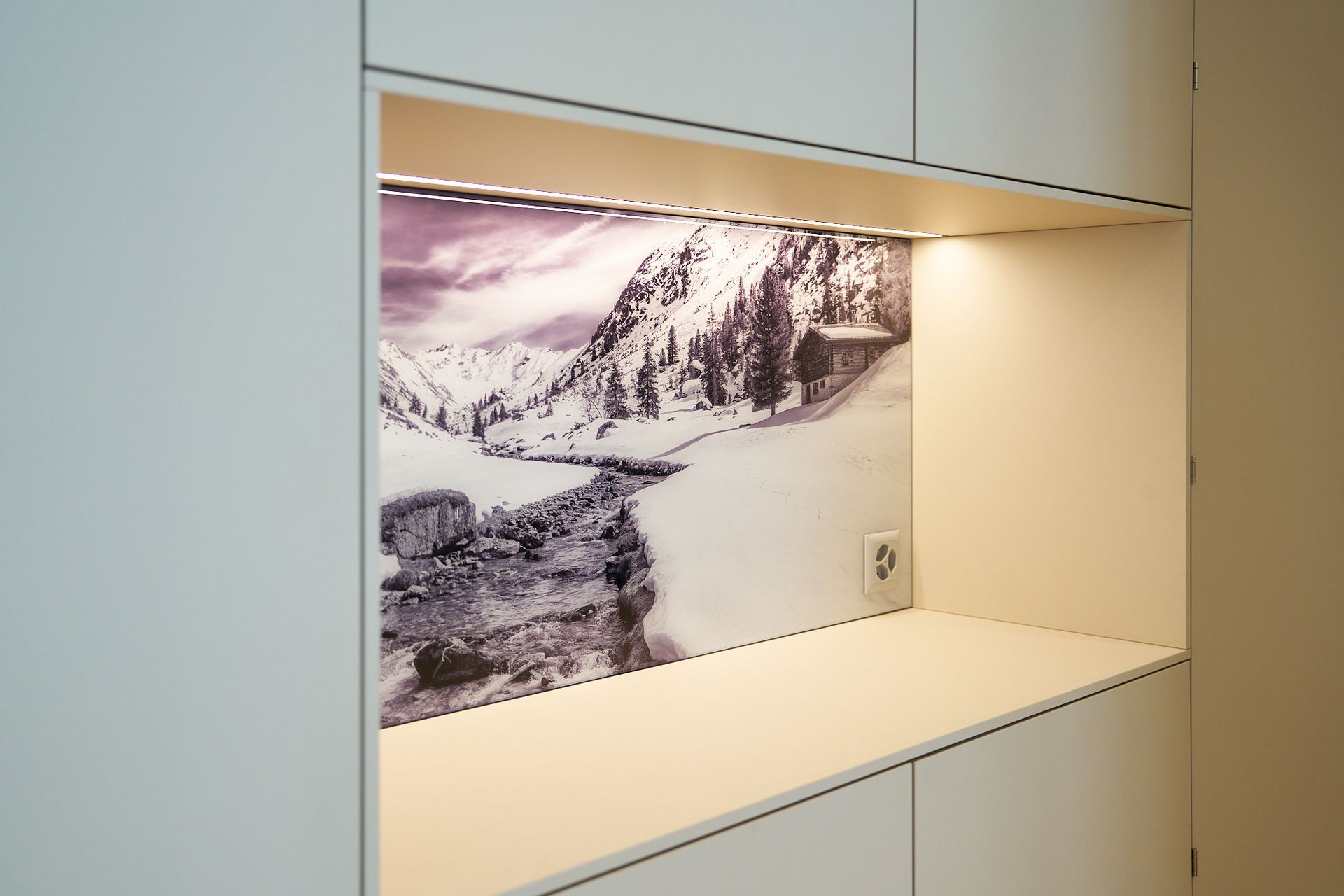 In der Ecke eines Schrankes befindet sich das Bild eines Berges.