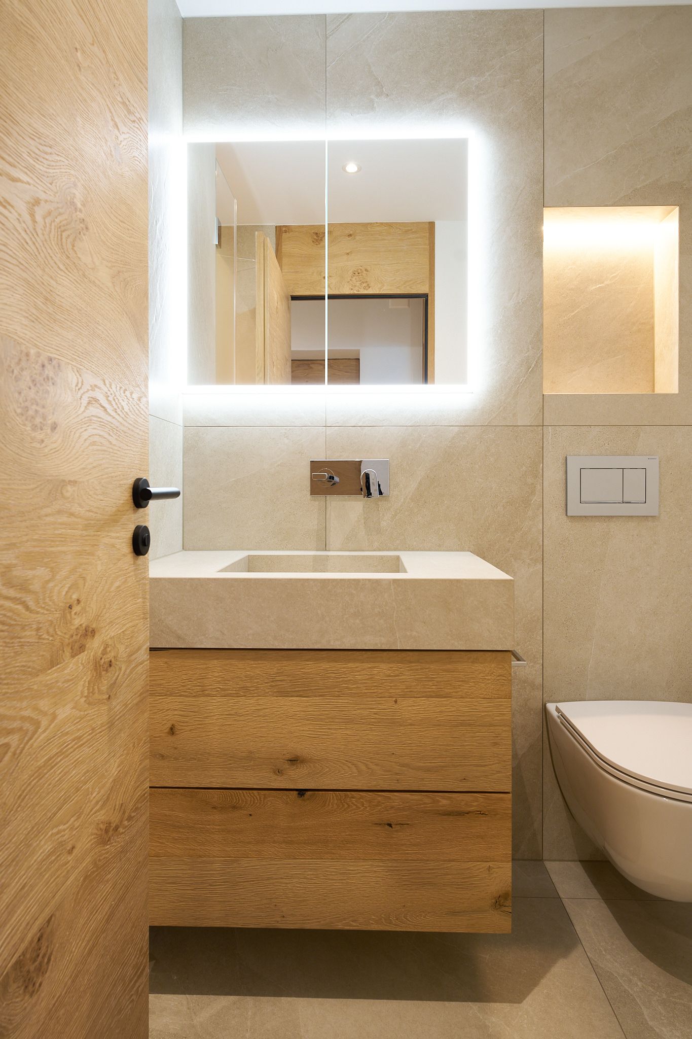 Ein Badezimmer mit Waschbecken, Toilette und Spiegel.