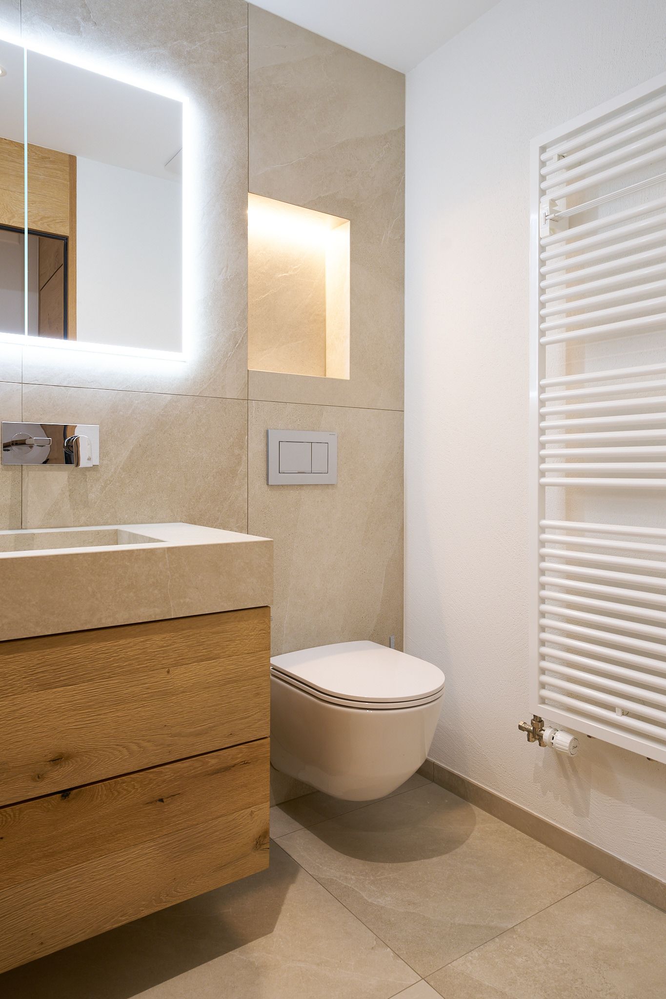 ein Badezimmer mit Toilette, Waschbecken und Spiegel