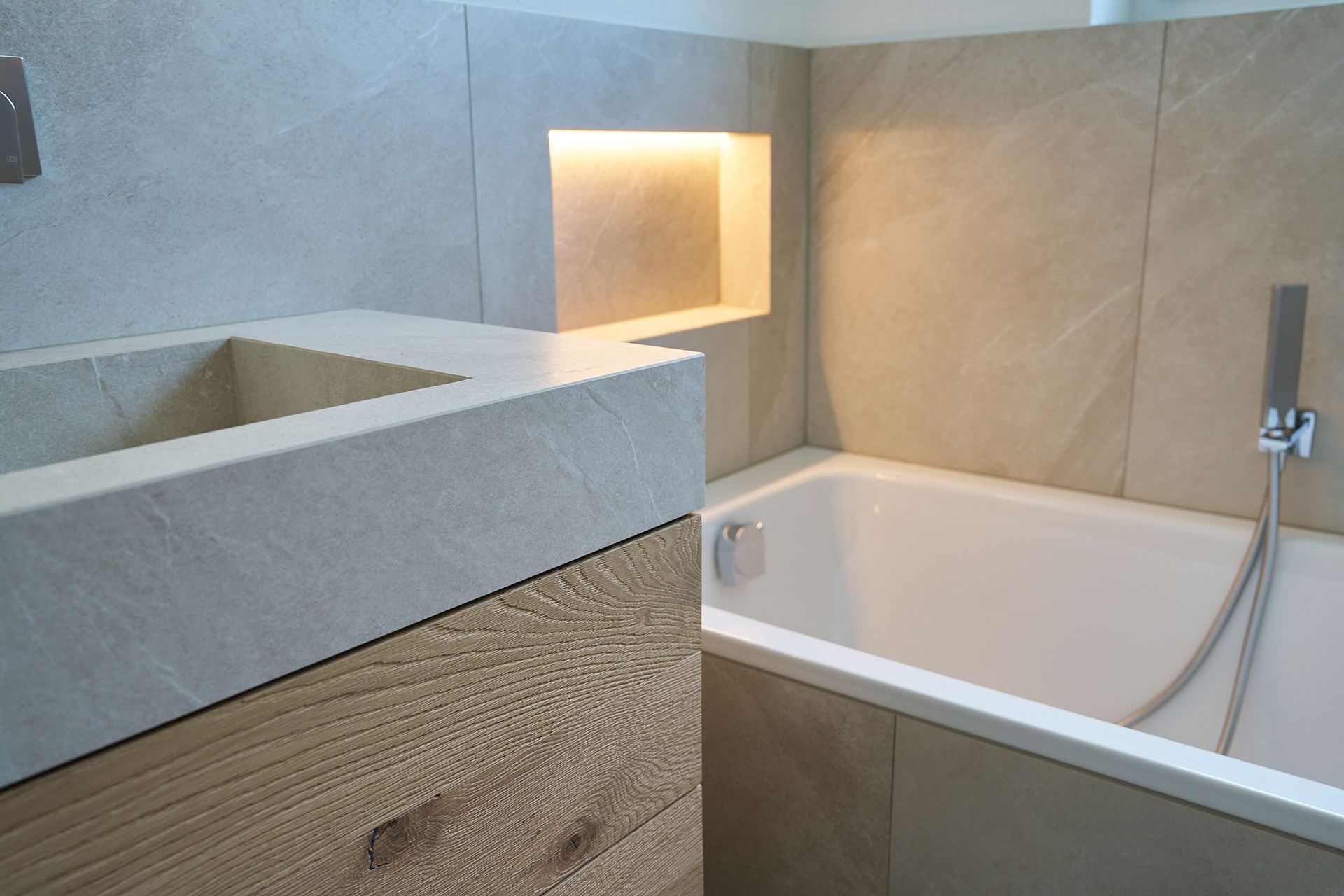 ein Badezimmer mit Waschbecken und Badewanne