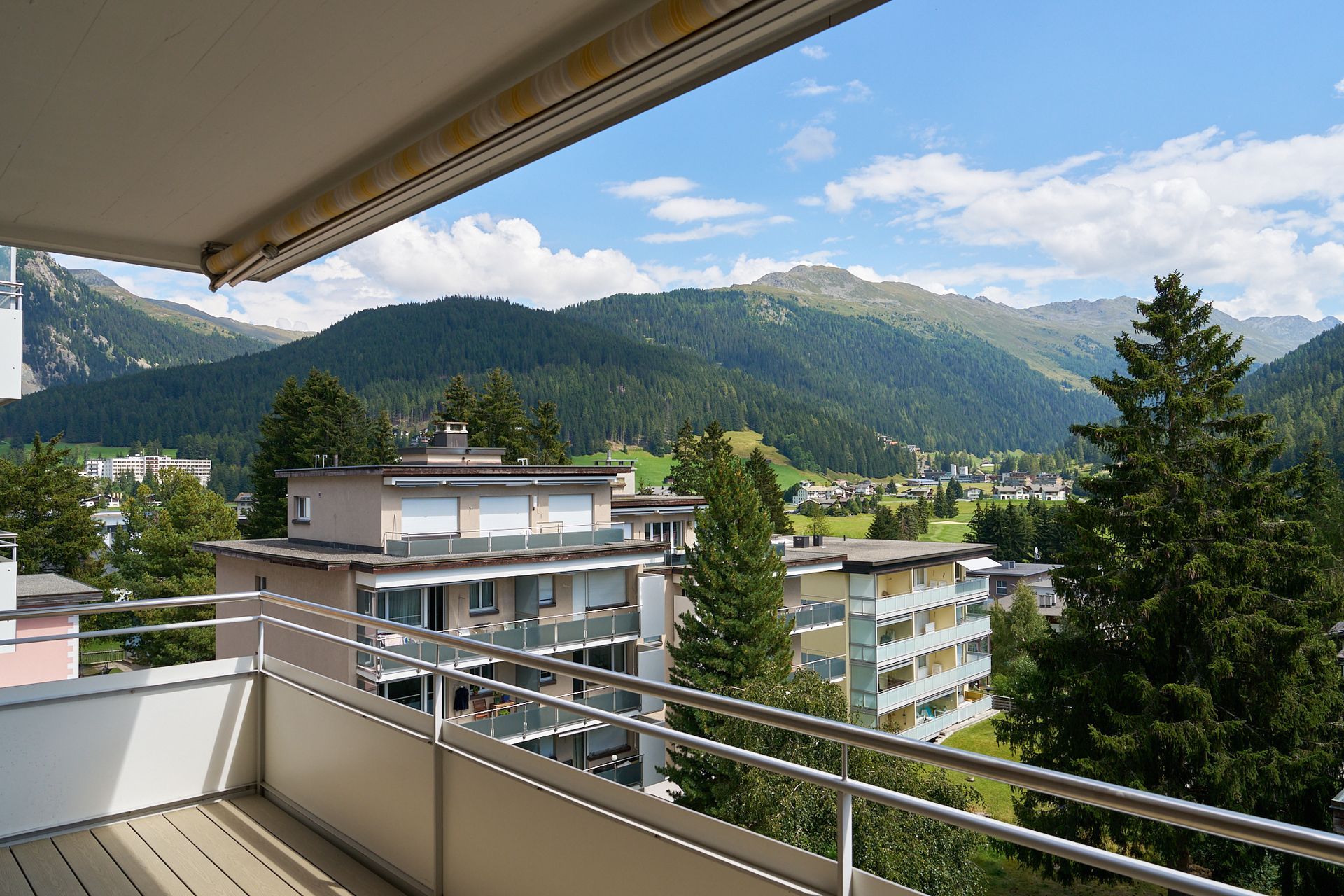 Ein Balkon mit Blick auf Berge und Bäume