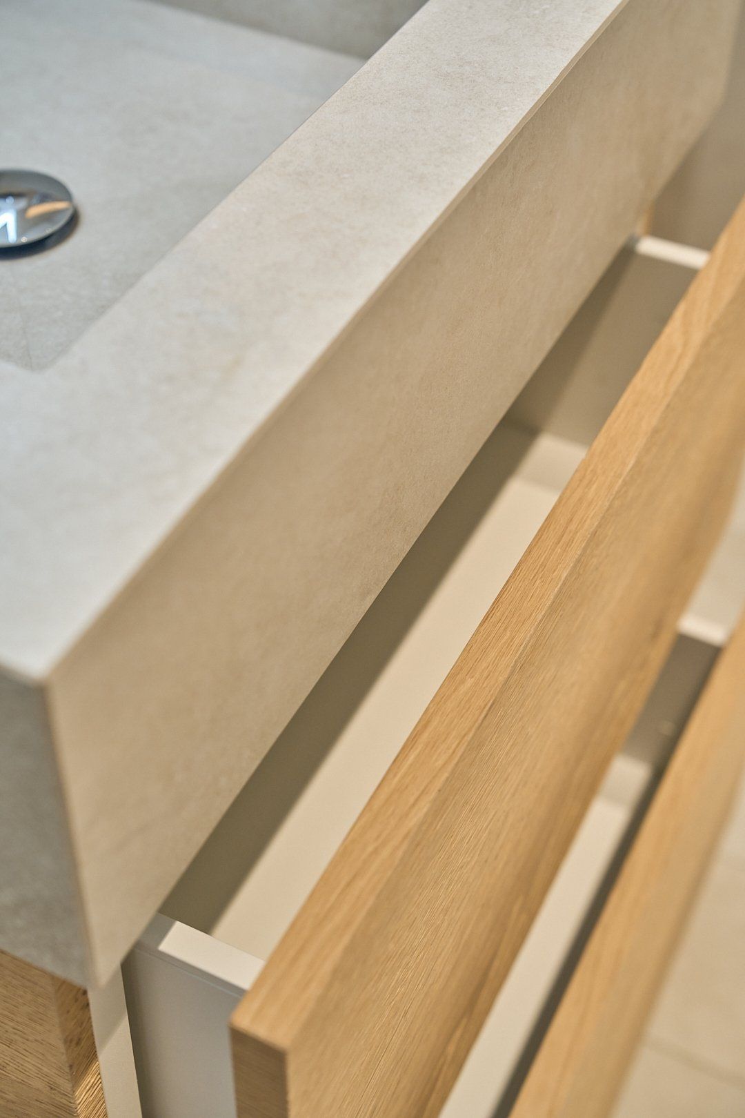 Ein Waschbecken mit einer Holzschublade darunter.