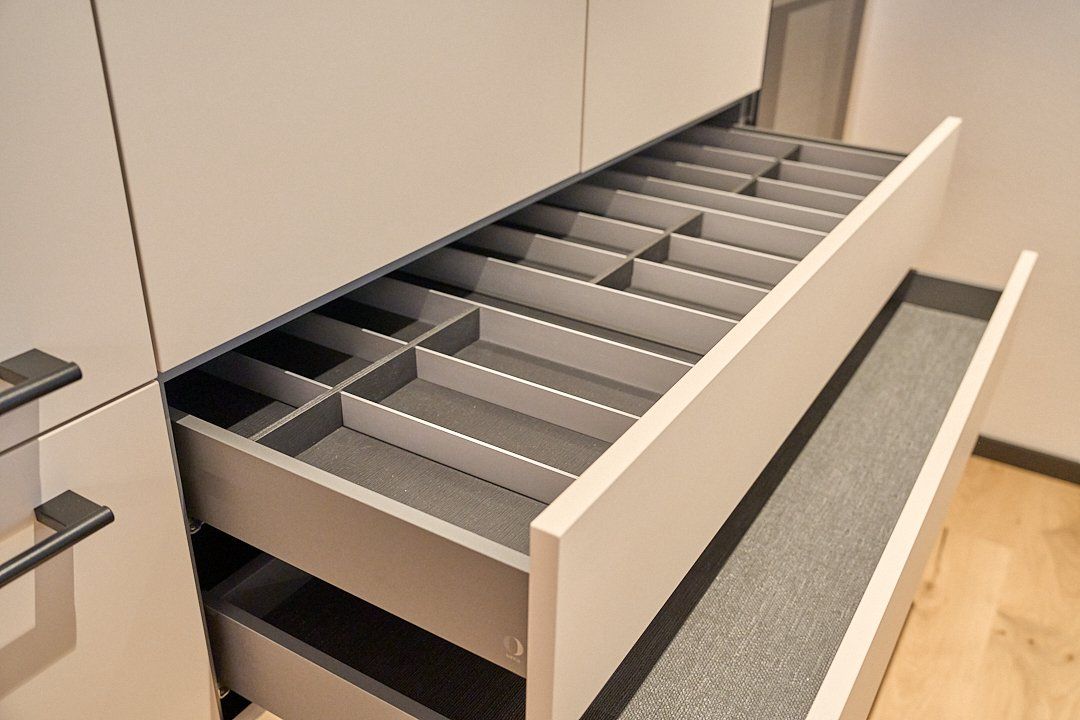 Eine Küchenschublade mit vielen Unterteilungen