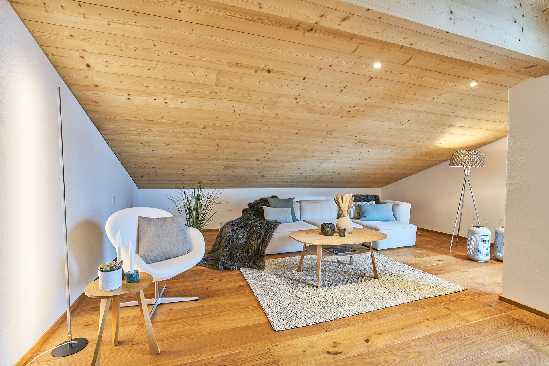 Ein Wohnzimmer mit Holzdecke und Hartholzböden