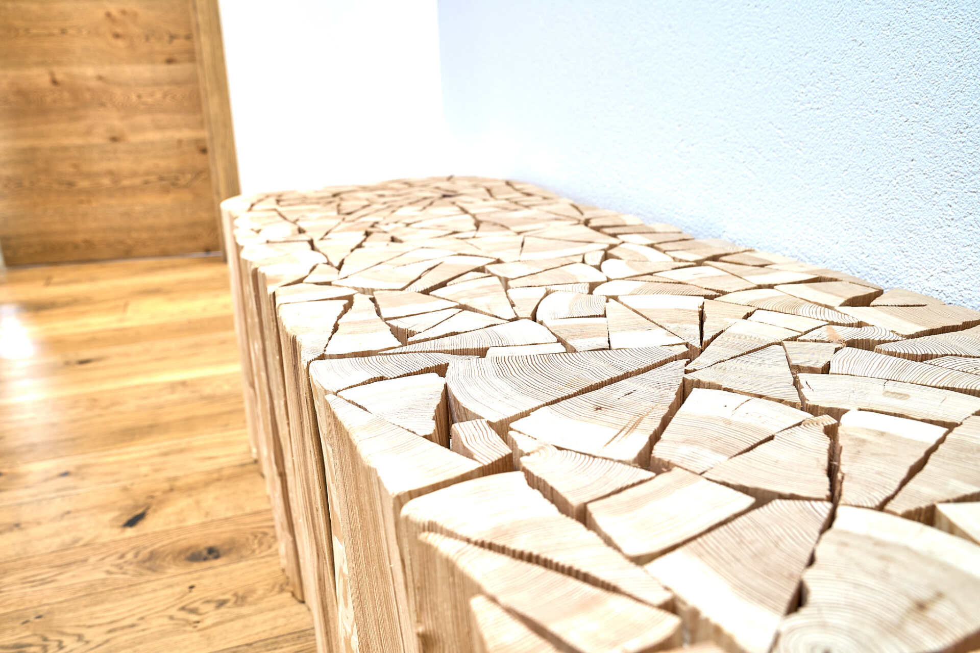 Ein Holztisch mit einem geometrischen Muster darauf