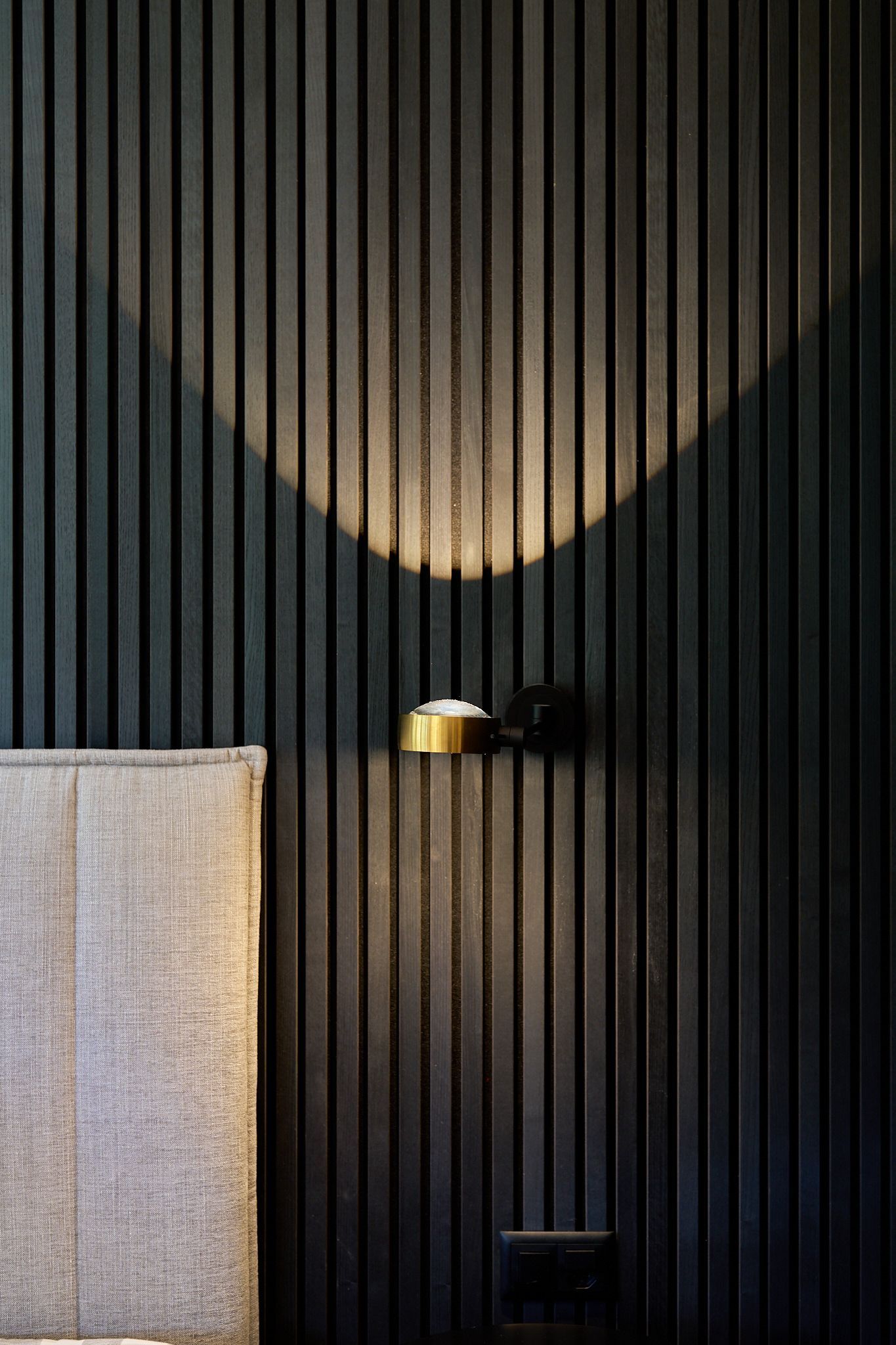 Ein Schlafzimmer mit einem Bett und einer Lampe an der Wand.