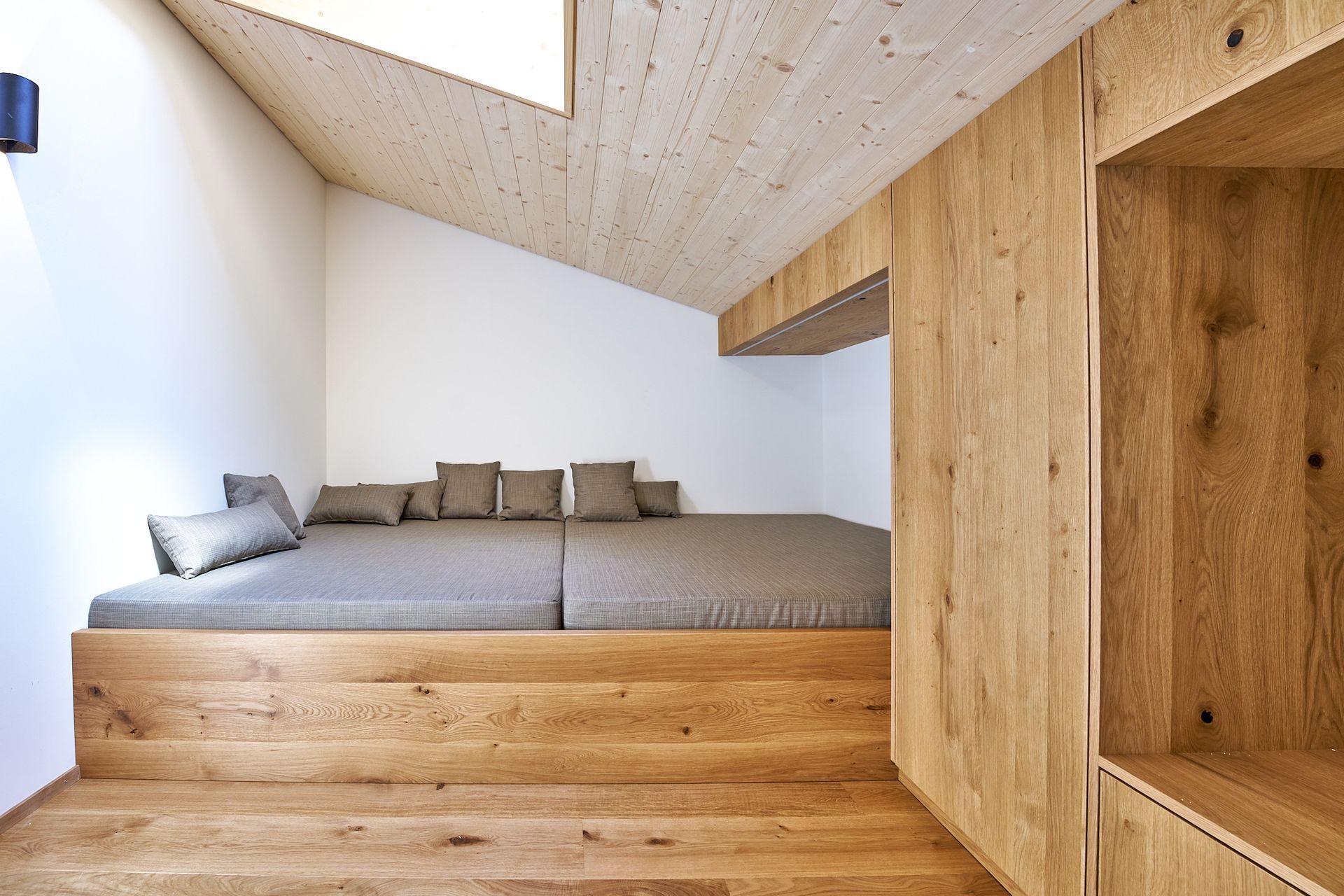 ein Schlafzimmer mit einem Holzbett und einem Fenster