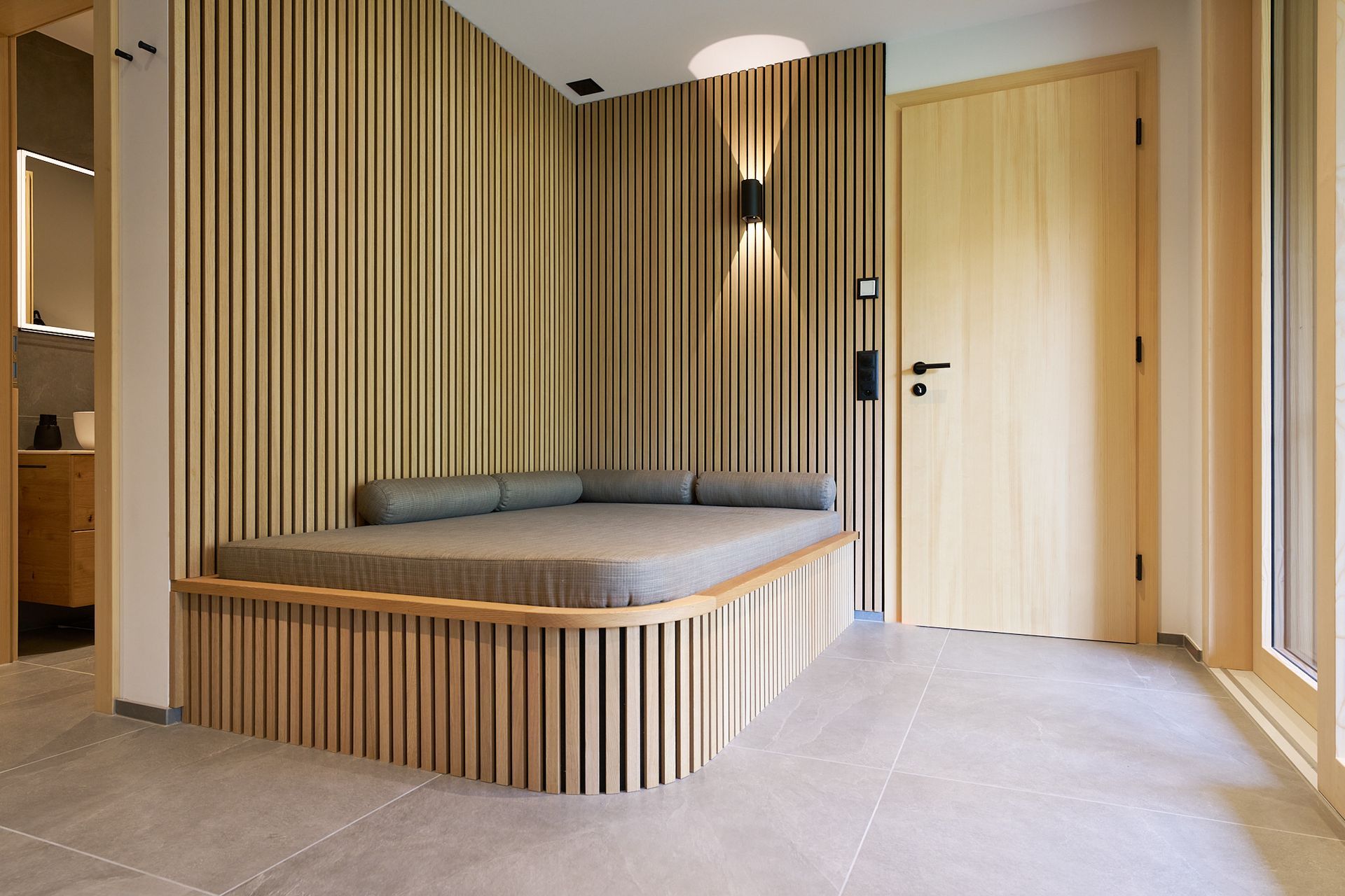 In der mitte des zimmers steht ein bett.