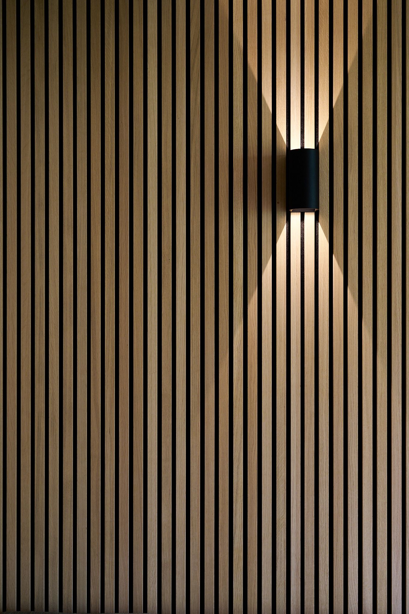 Eine Holzwand mit einem Licht darauf.