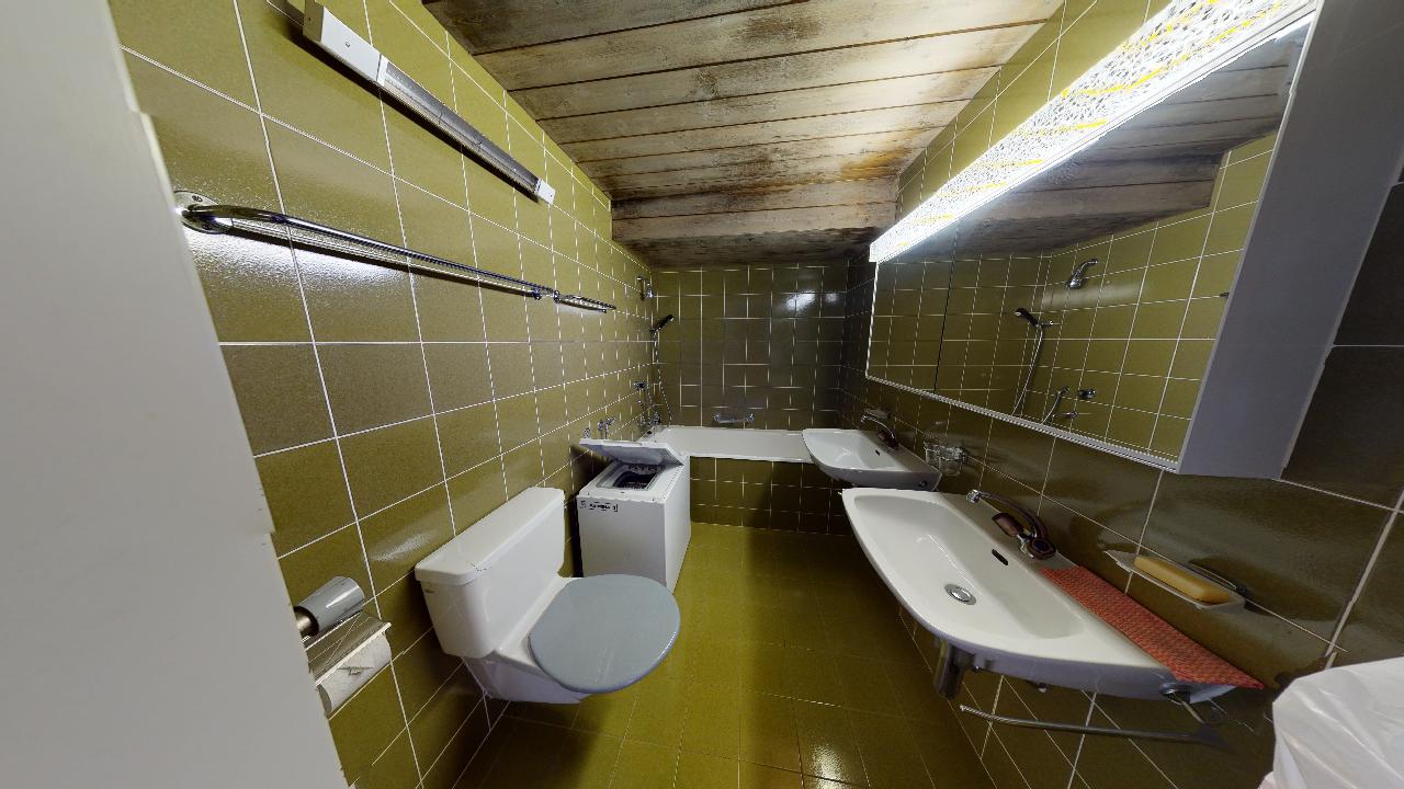 Ein Badezimmer mit Toilette, Waschbecken und Dusche.