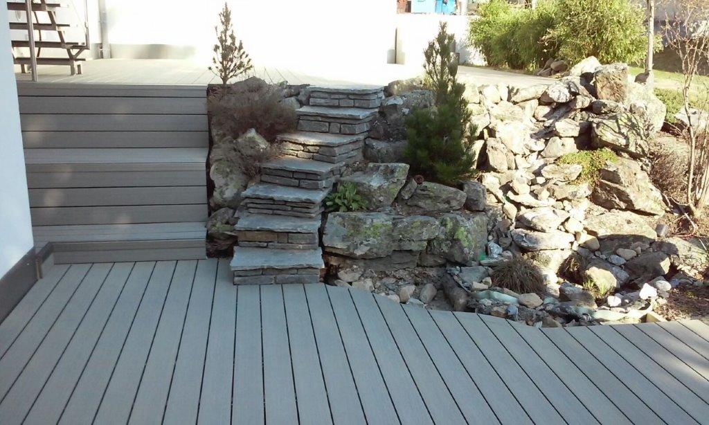 Ein Holzdeck mit Treppen, die hinaufführen