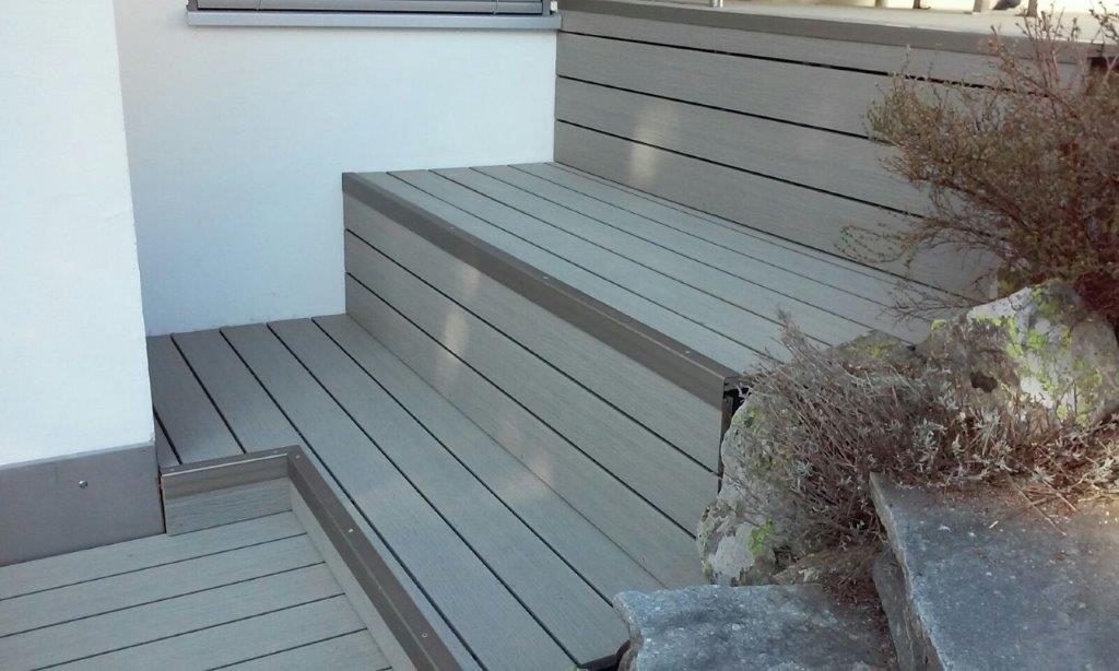 Ein Holzdeck mit Treppen, die hinaufführen