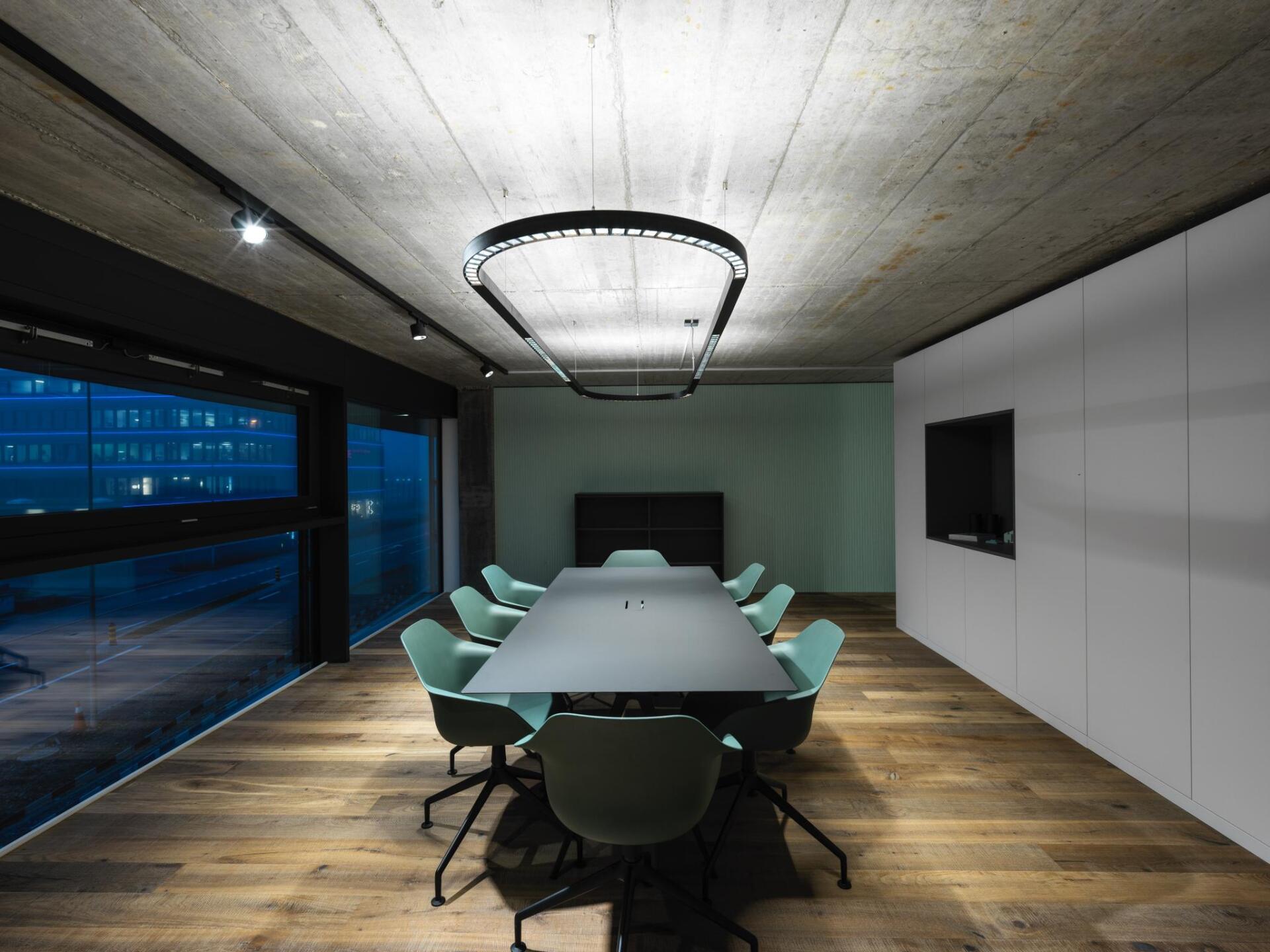 Ein Konferenzraum mit langem Tisch und Stühlen