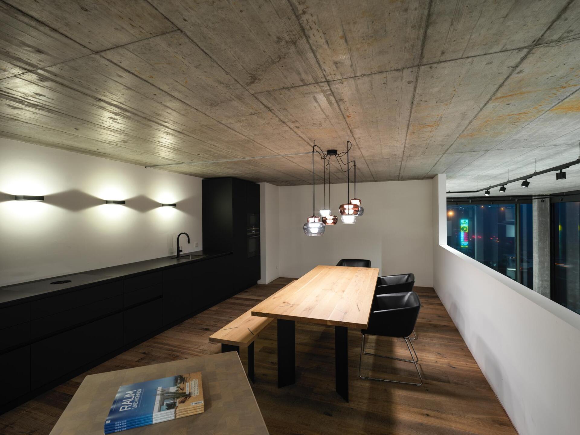 Ein Esszimmer mit einem Holztisch und Stühlen