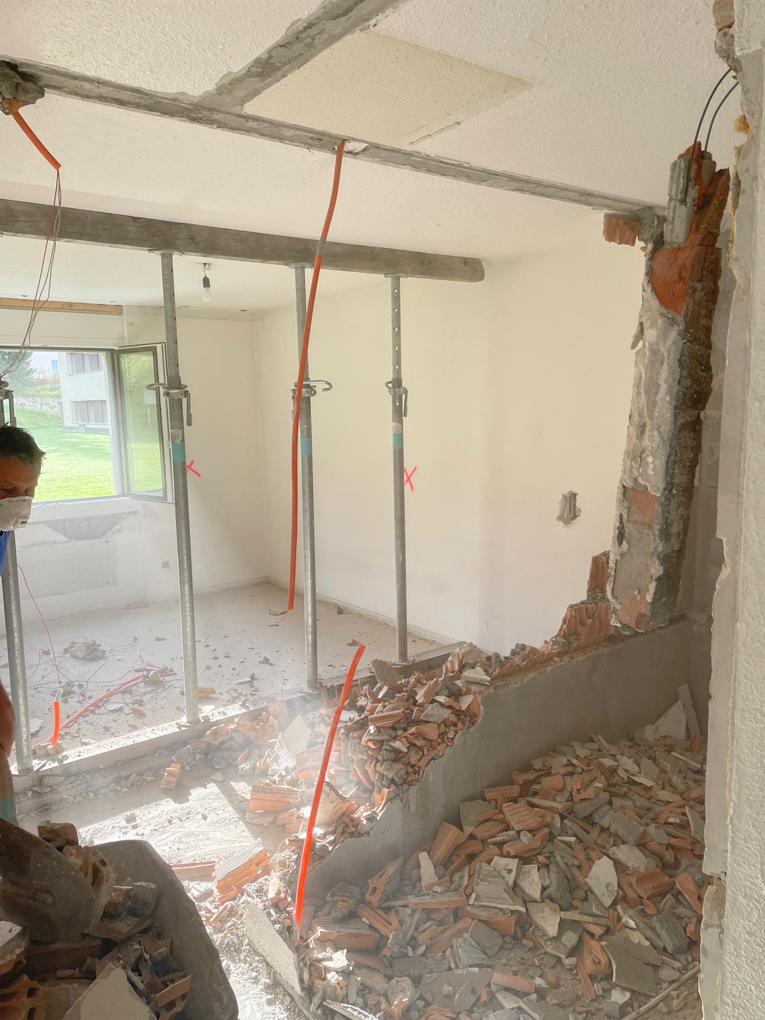 Ein im Bau befindlicher Raum mit einem Stapel Ziegelsteine auf dem Boden.